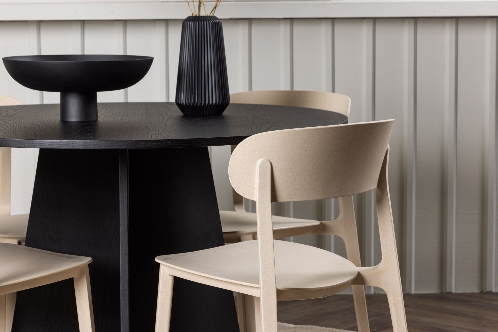 Venture Home Bootcut rund spisebord - Black / Black Fanéer +Åstol Spisebordsstol - Nature Wood plastic composite _4