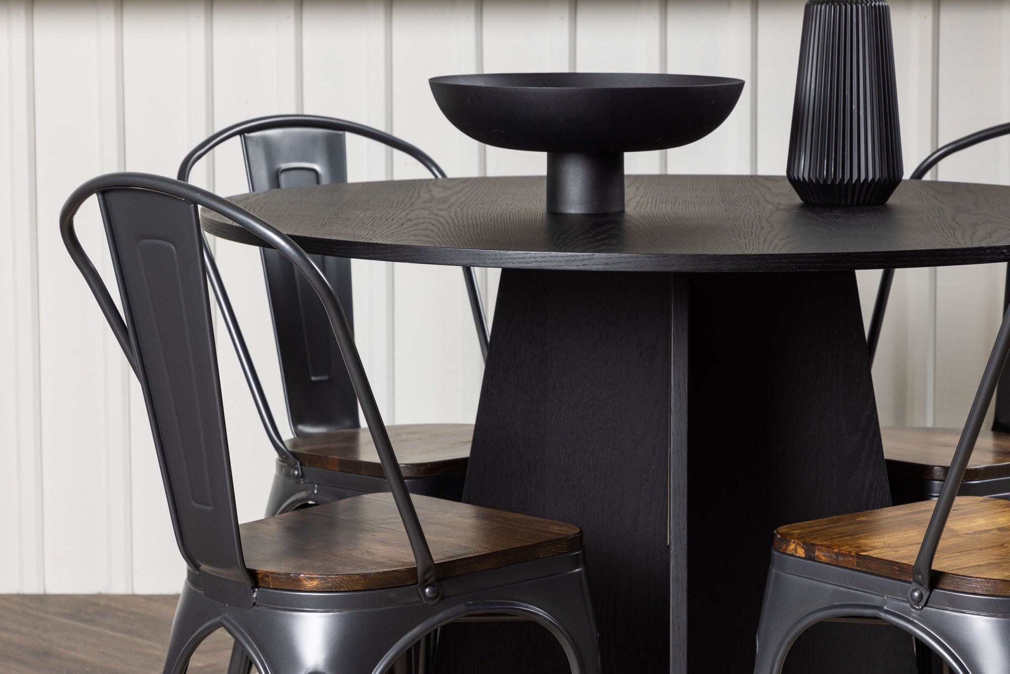 Venture Home Bootcut rund spisebord - Black / Black Fanéer +Tempe Spisebordsstol - Dark grey / Dark Brown MDF _4