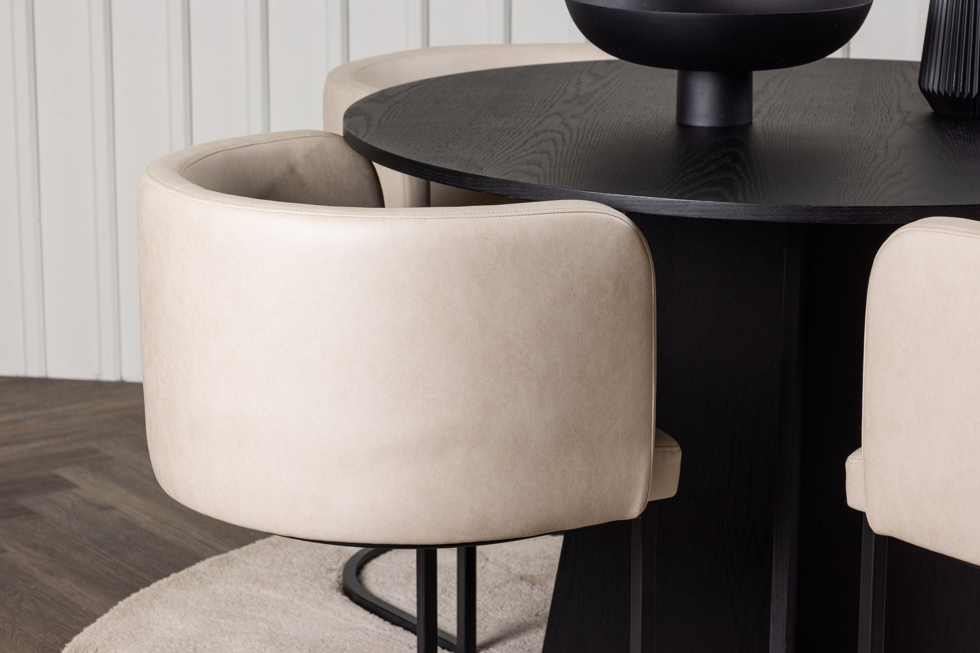 Venture Home Bootcut rund spisebord - Black / Black Fanéer +Simrishman Spisebordsstol - Black / Beige TC-fabric _4
