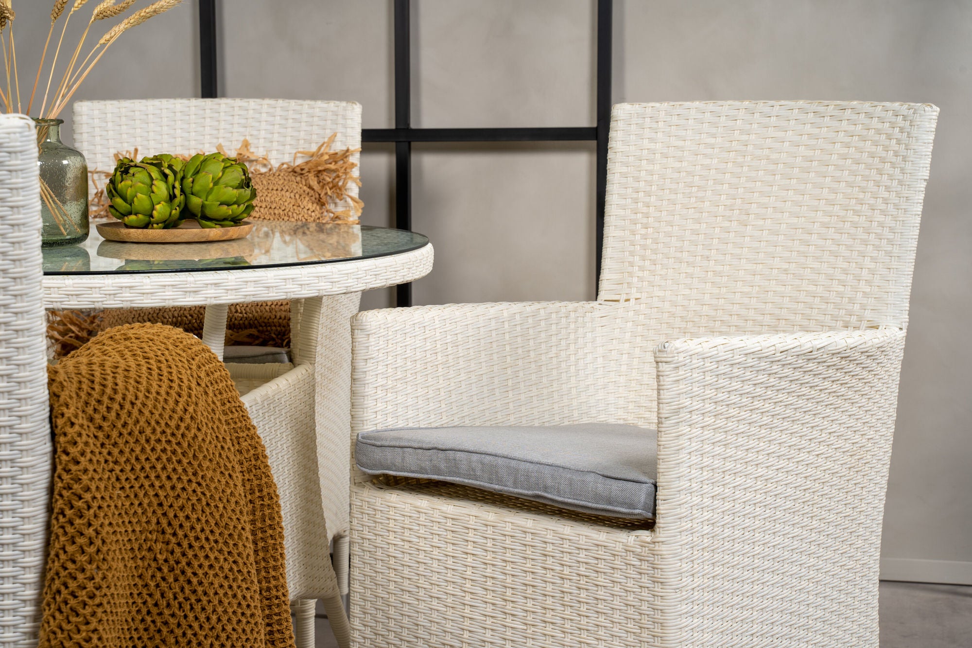 Venture Home Volta spisebord - White - ø90+Malin Arm stol with cushion - White / Grey cushion_4