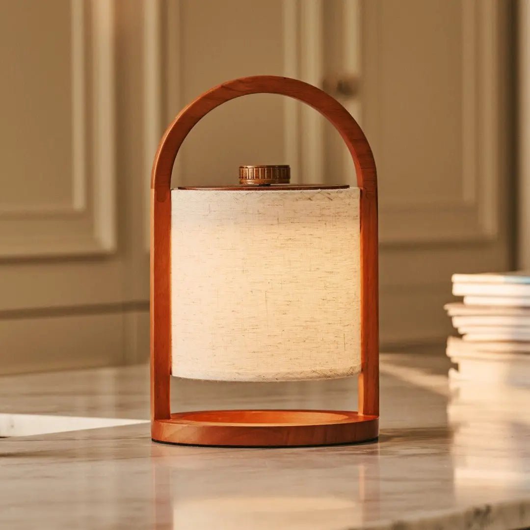 River Chestnut Brown genopladelig træ bordlampe