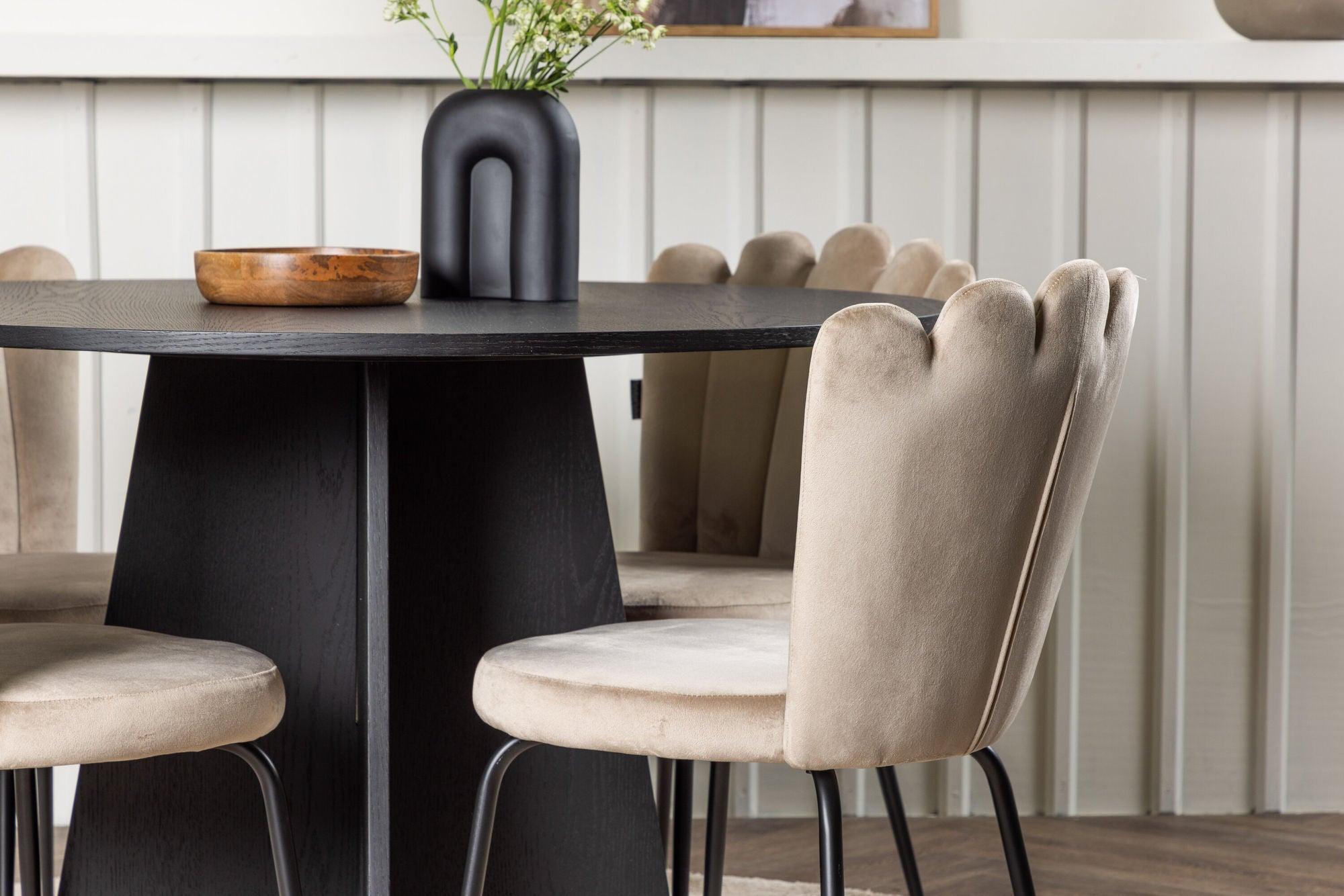Venture Home Bootcut rund spisebord - Black / Black Fanéer +Limhamn Light stol - Black / Beige Velvet _4