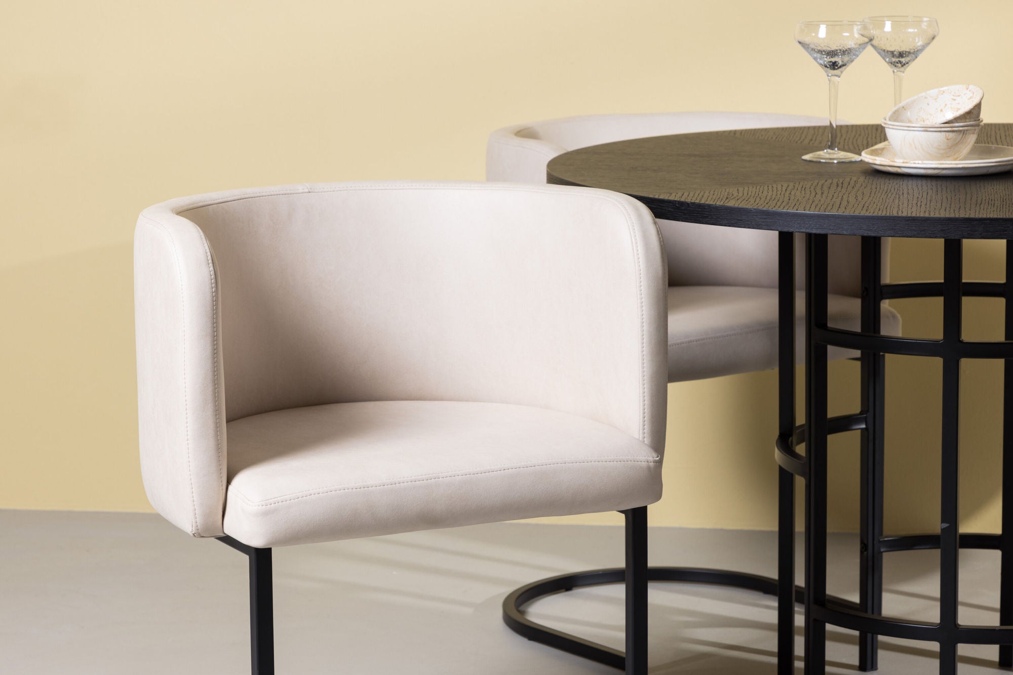 Venture Home Copenhagen spisebord - Black / Black Veneer +Simrishman Spisebordsstol - Black / Beige TC-fabric _4