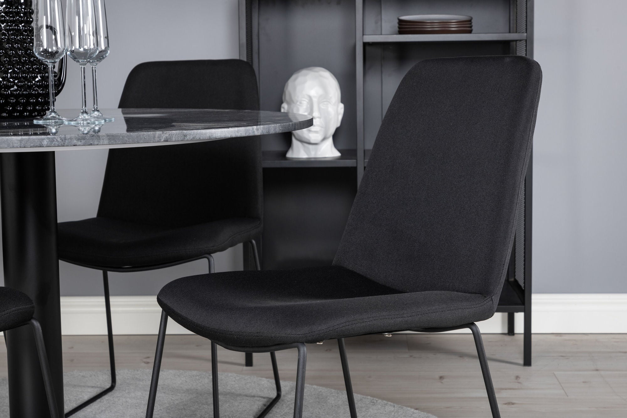 Venture Home Estelle rund spisebord ø106 H75 - Black / Black+Muce Spisebordsstol - Black Legs - Black Fabric_4