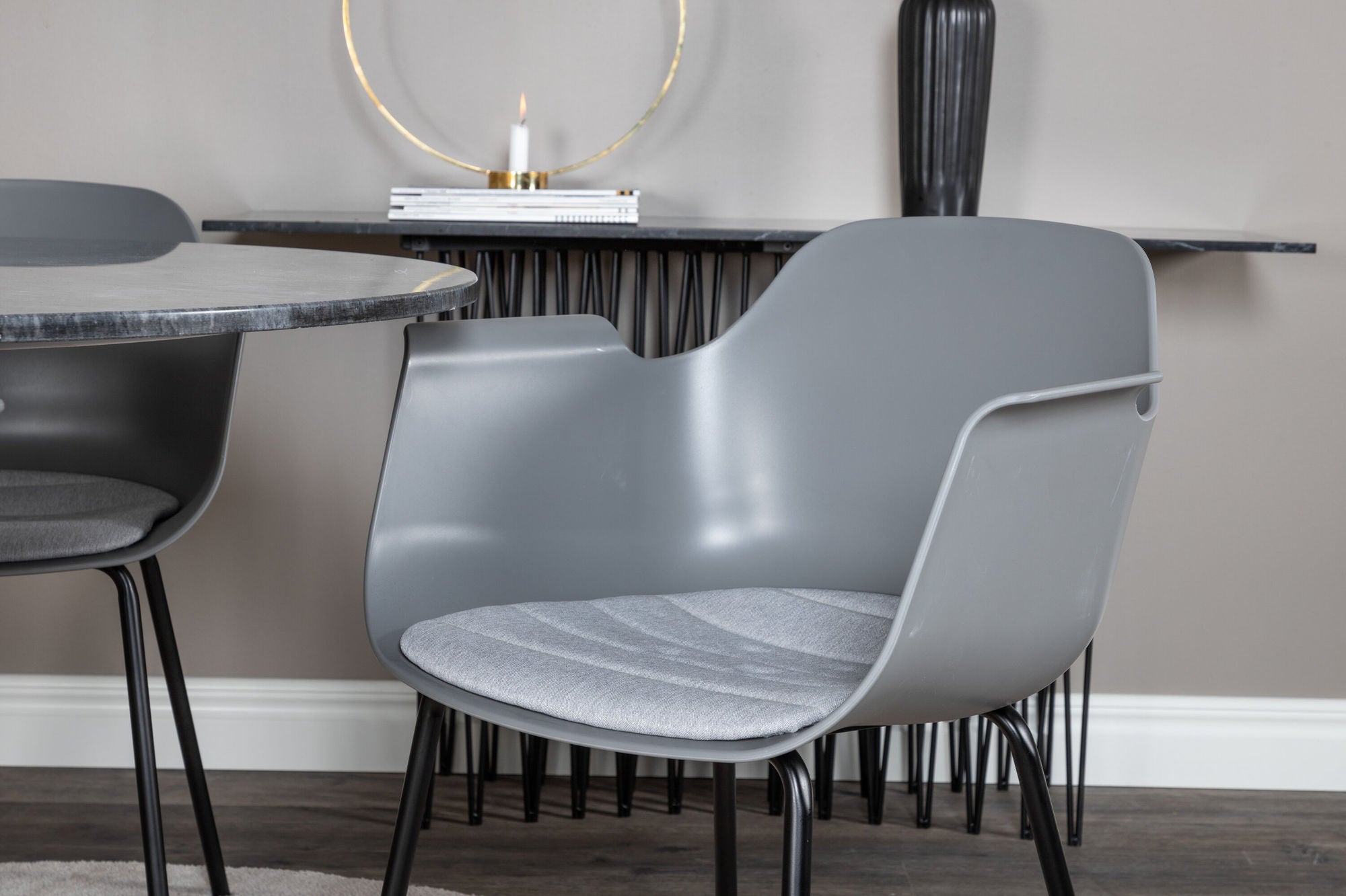 Venture Home Estelle rund spisebord ø106 H75 - Black / Brass+Comfort Plastic Spisebordsstol - Black Legs - Grey Plastic_4