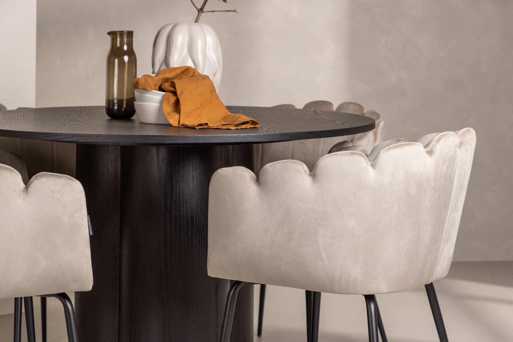 Venture Home OliviaDiningbord-Black/BlackVeneer+Limhamnstol-Black/BeigeVelvet_4