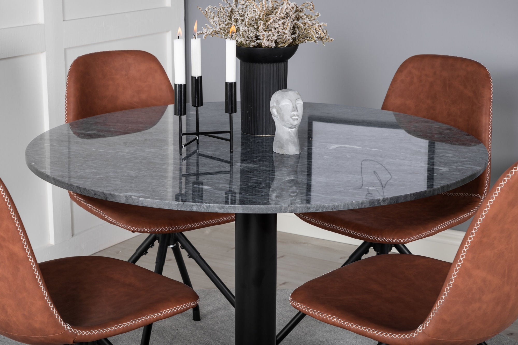 Venture Home Estelle rund spisebord ø106 H75 - Black / Black+Polar Spisebordsstol with Spin function - black Legs - Brown PU - White Stitches_4