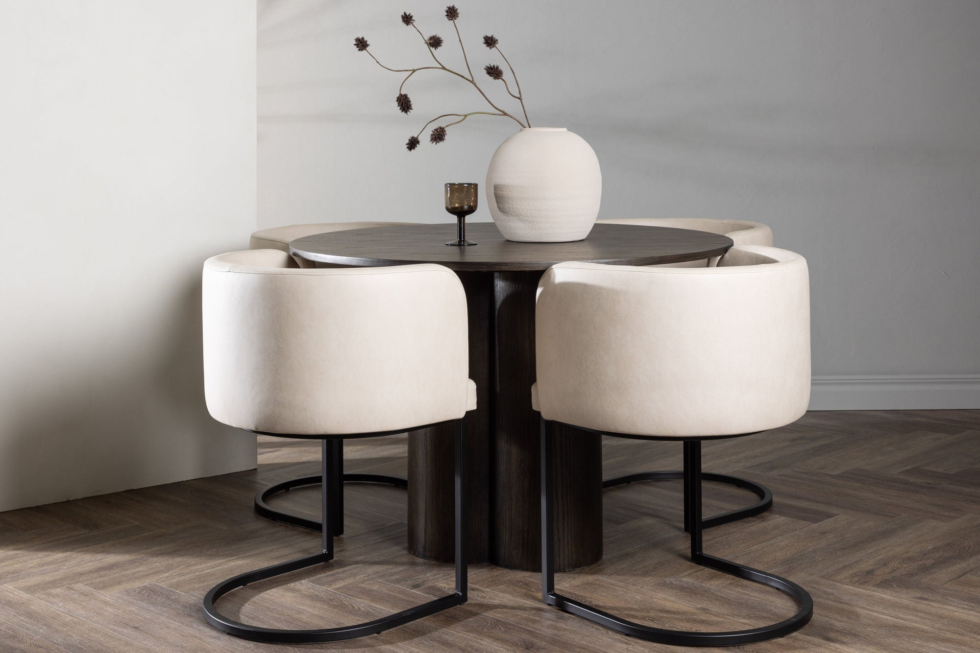 Venture Home OliviaDiningbord-Mocca/MoccaVeneer+SimrishmanDiningstol-Black/BeigeTC-fabric_4