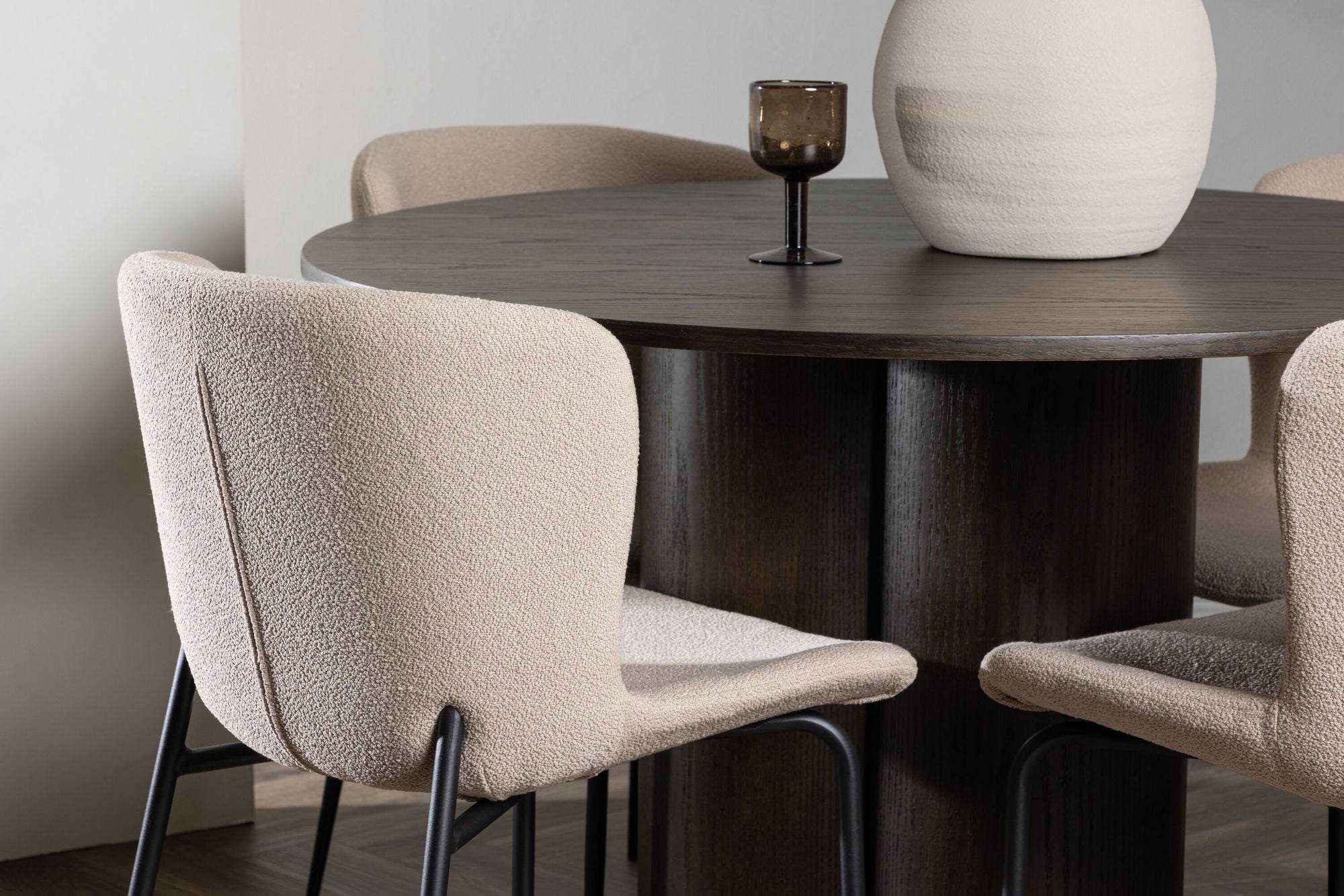 Venture Home OliviaDiningbord-Mocca/MoccaVeneer+ModestoDiningstol-Grey/SmokedBlackBoucle_4