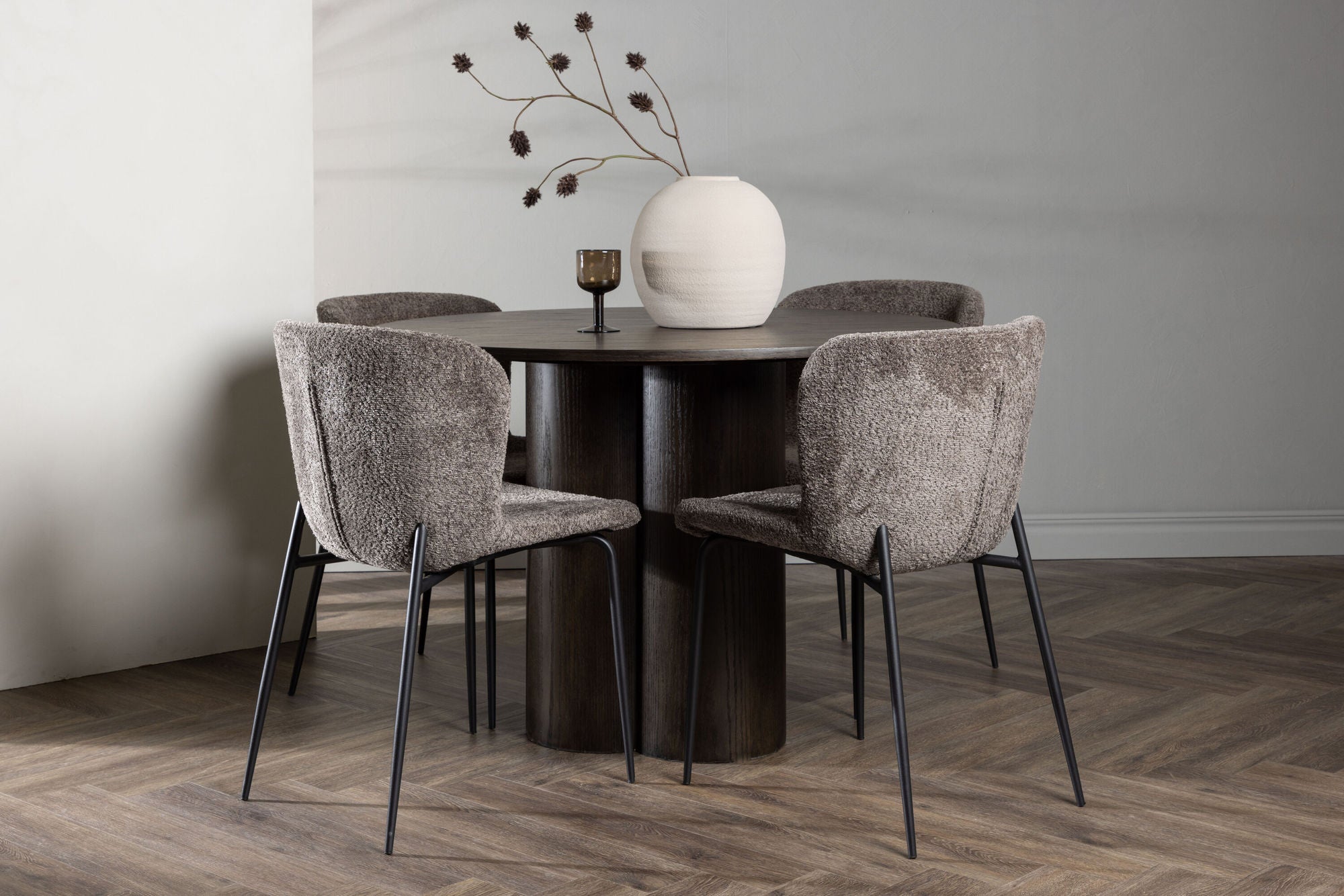 Venture Home OliviaDiningbord-Mocca/MoccaVeneer+ModestoDiningstol-Beige/BeigeBoucle_4