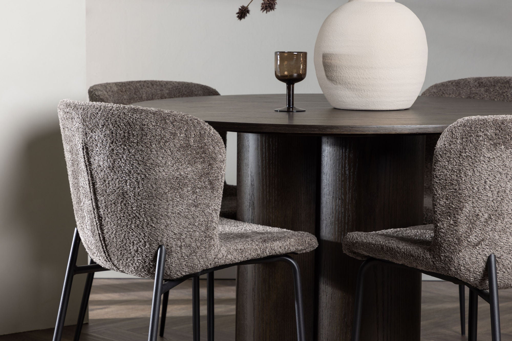 Venture Home OliviaDiningbord-Mocca/MoccaVeneer+ModestoDiningstol-Beige/BeigeBoucle_4