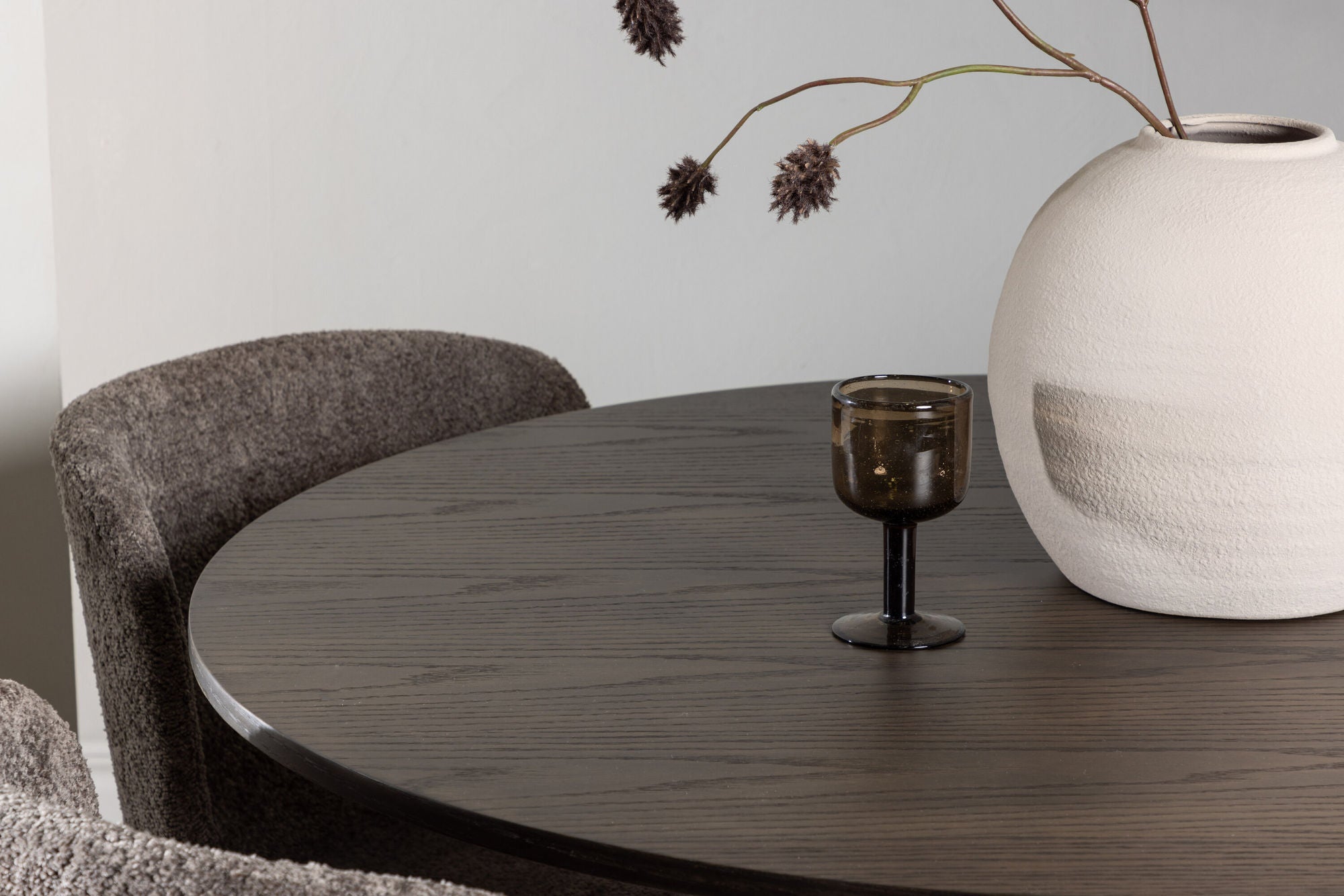 Venture Home OliviaDiningbord-Mocca/MoccaVeneer+ModestoDiningstol-Beige/BeigeBoucle_4