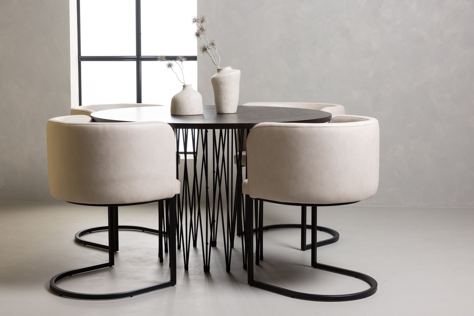 Venture Home Stone round spisebord - Black / Mocca Veneer +Simrishman Spisebordsstol - Black / Beige TC-fabric _4