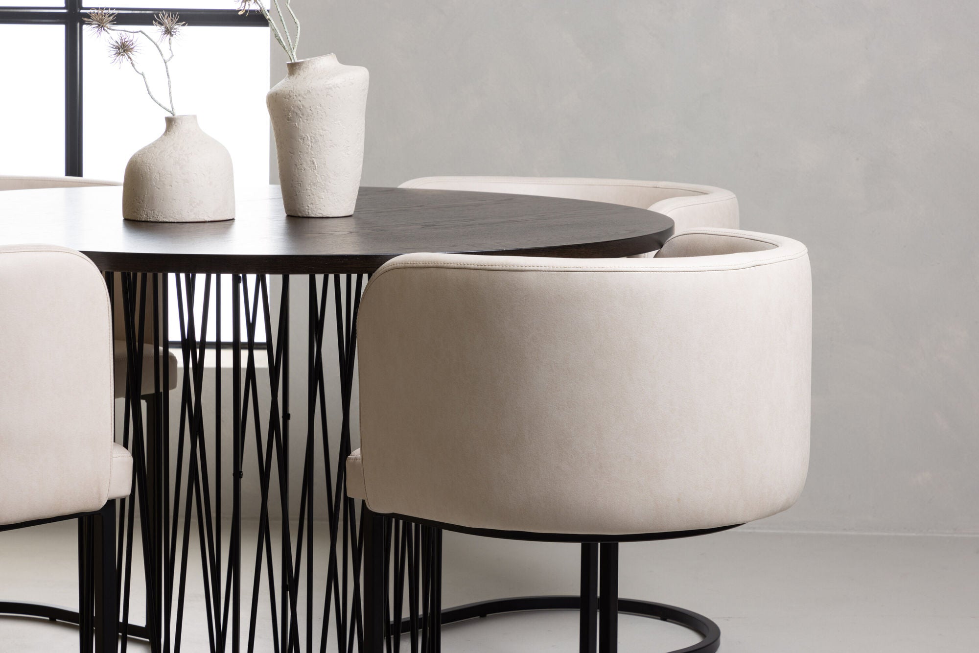 Venture Home Stone round spisebord - Black / Mocca Veneer +Simrishman Spisebordsstol - Black / Beige TC-fabric _4