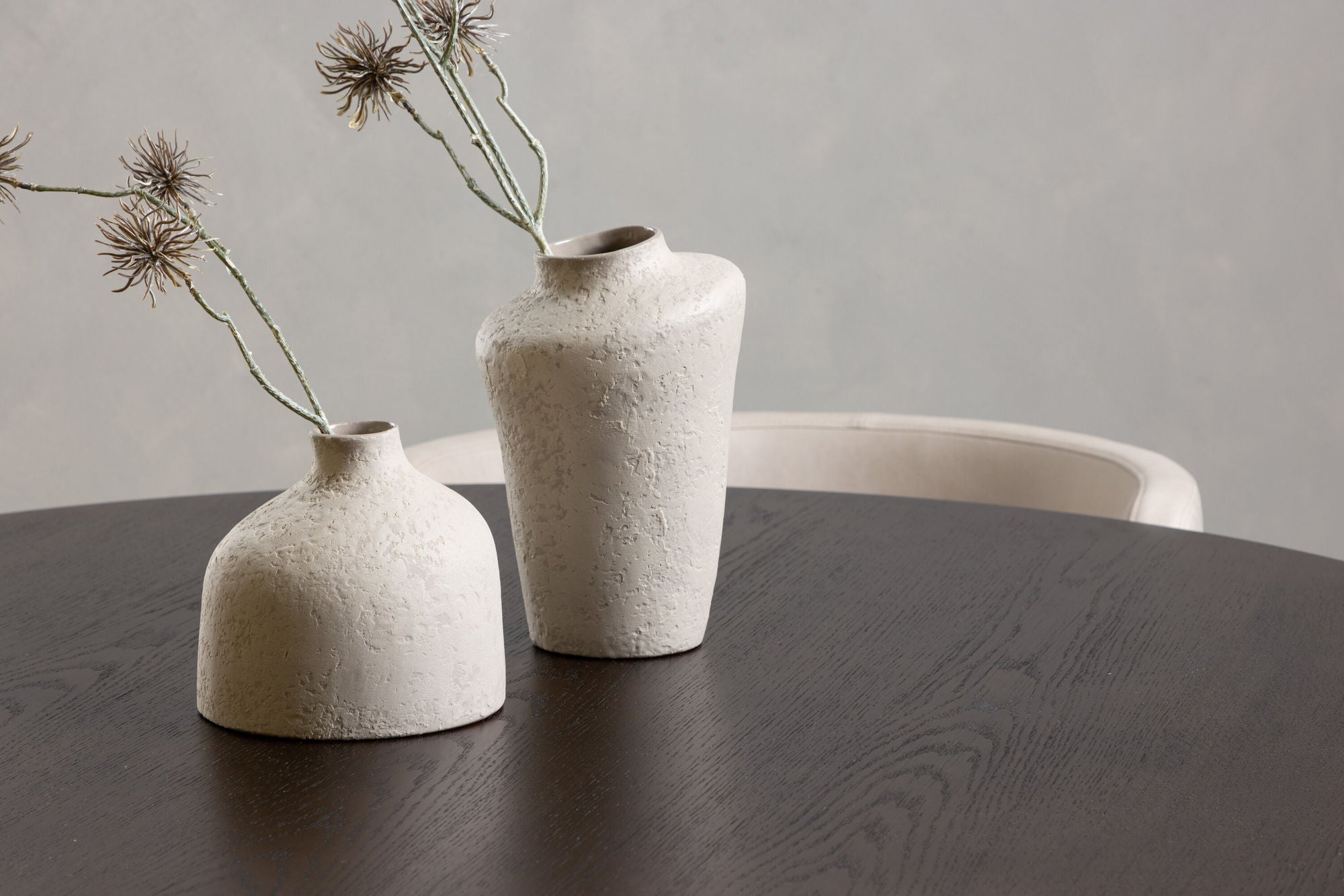 Venture Home Stone round spisebord - Black / Mocca Veneer +Simrishman Spisebordsstol - Black / Beige TC-fabric _4
