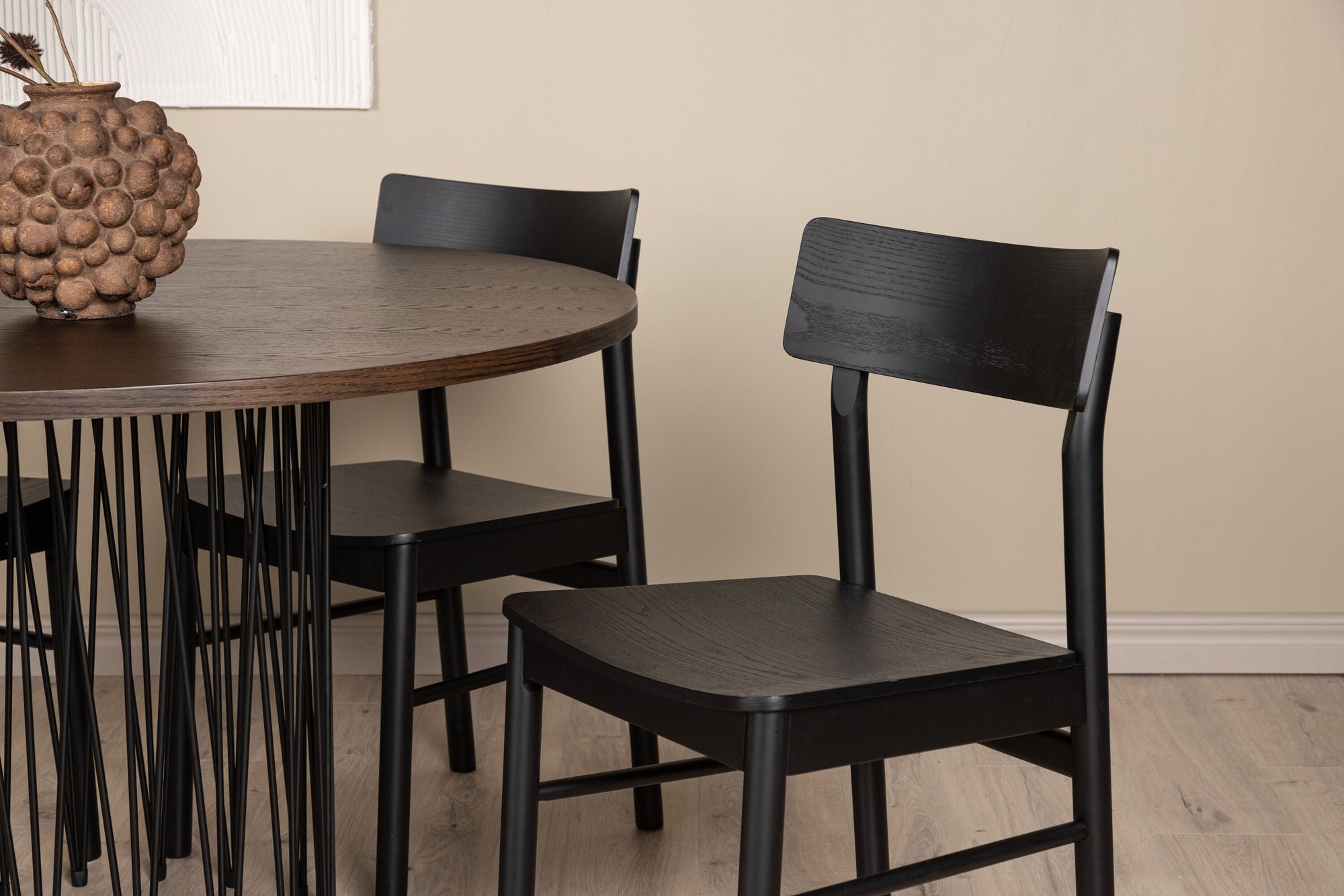Venture Home Stone round spisebord - Black / Mocca Veneer +Montros Spisebordsstol - Natural / Natural Rubberwood _4
