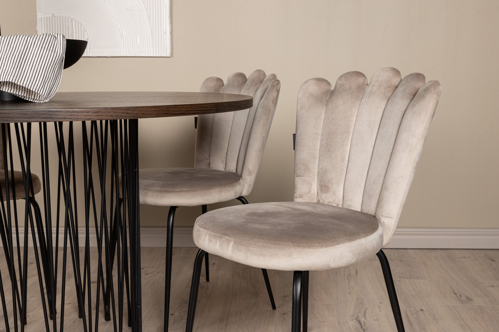 Venture Home Stone round spisebord - Black / Mocca Veneer +Limhamn Light stol - Black / Beige Velvet _4