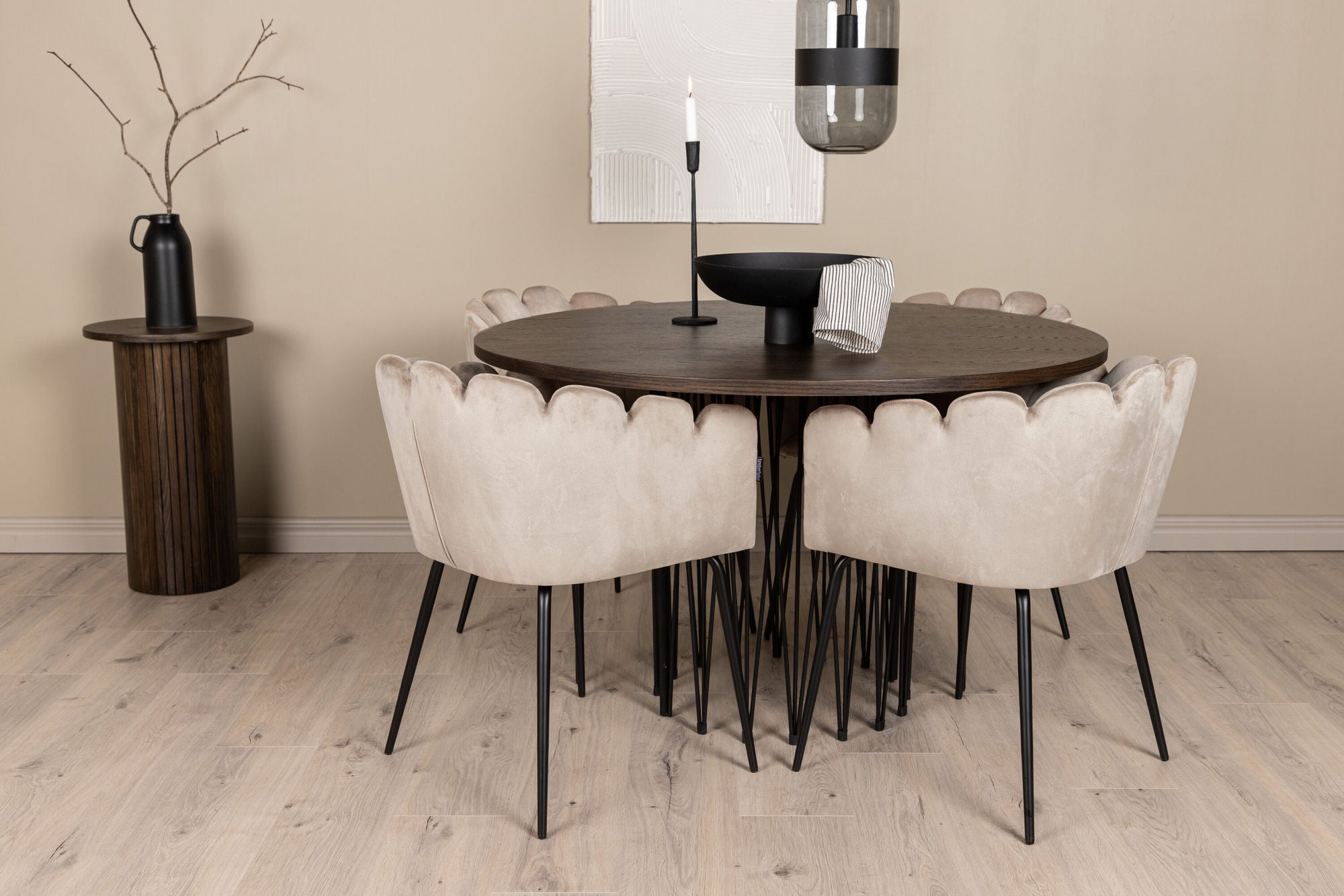 Venture Home Stone round spisebord - Black / Mocca Veneer +Limhamn stol - Black / Beige Velvet _4