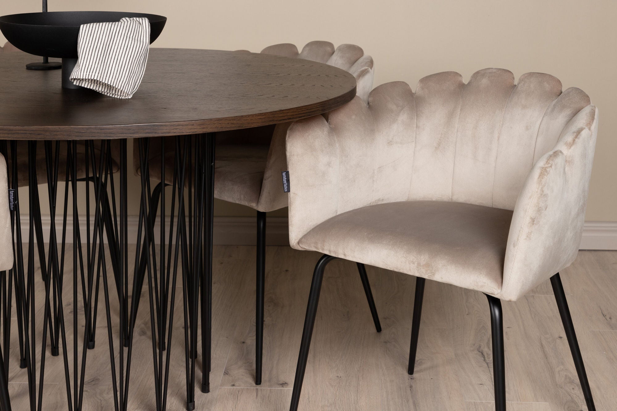 Venture Home Stone round spisebord - Black / Mocca Veneer +Limhamn stol - Black / Beige Velvet _4