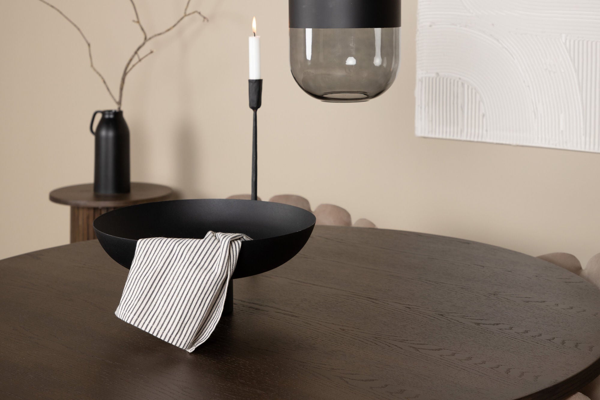 Venture Home Stone round spisebord - Black / Mocca Veneer +Limhamn stol - Black / Beige Velvet _4