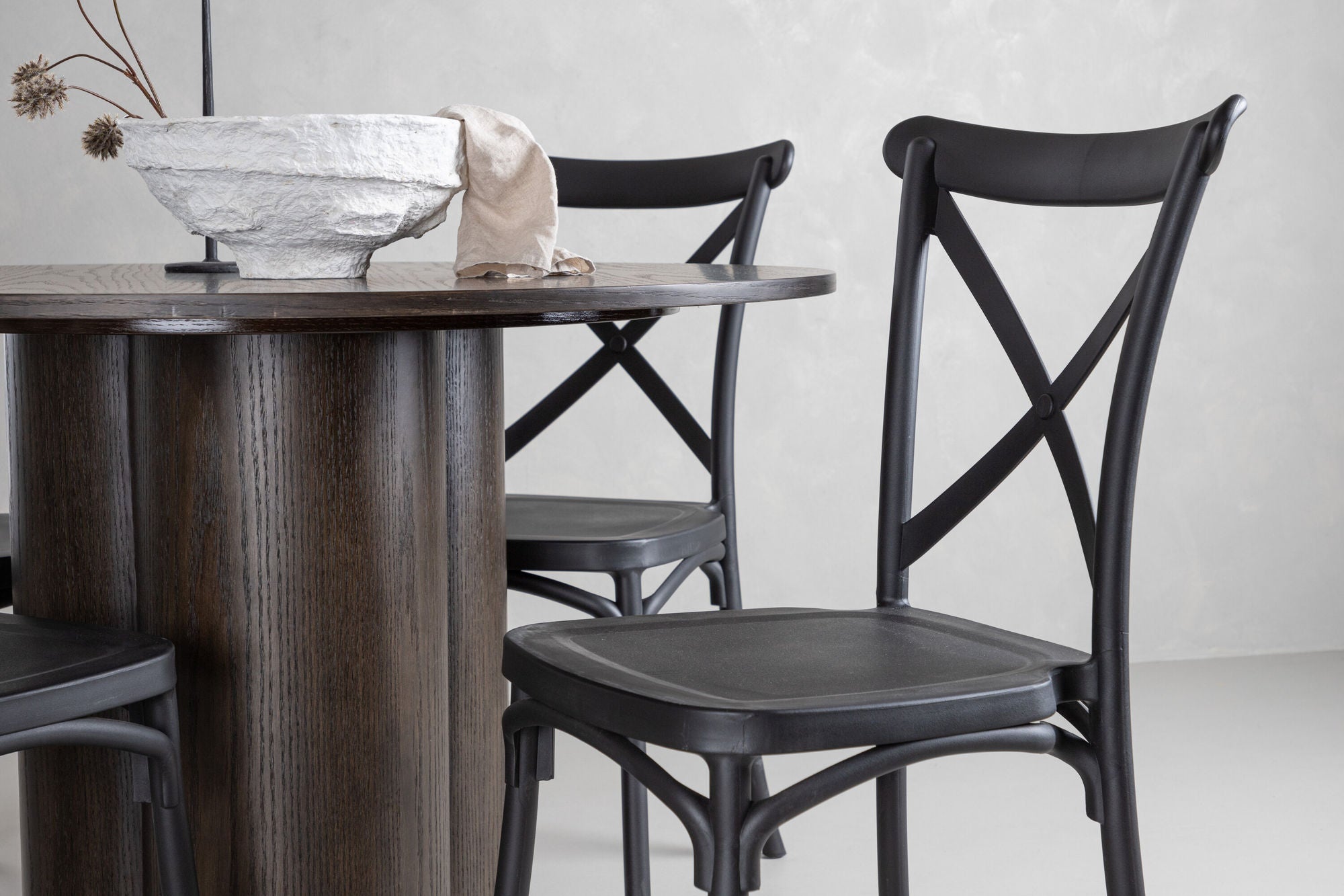 Venture Home OliviaDiningbord-Mocca/MoccaVeneer+CrosettDiningstol-MatteBlack/MatteBlackPlastic_4