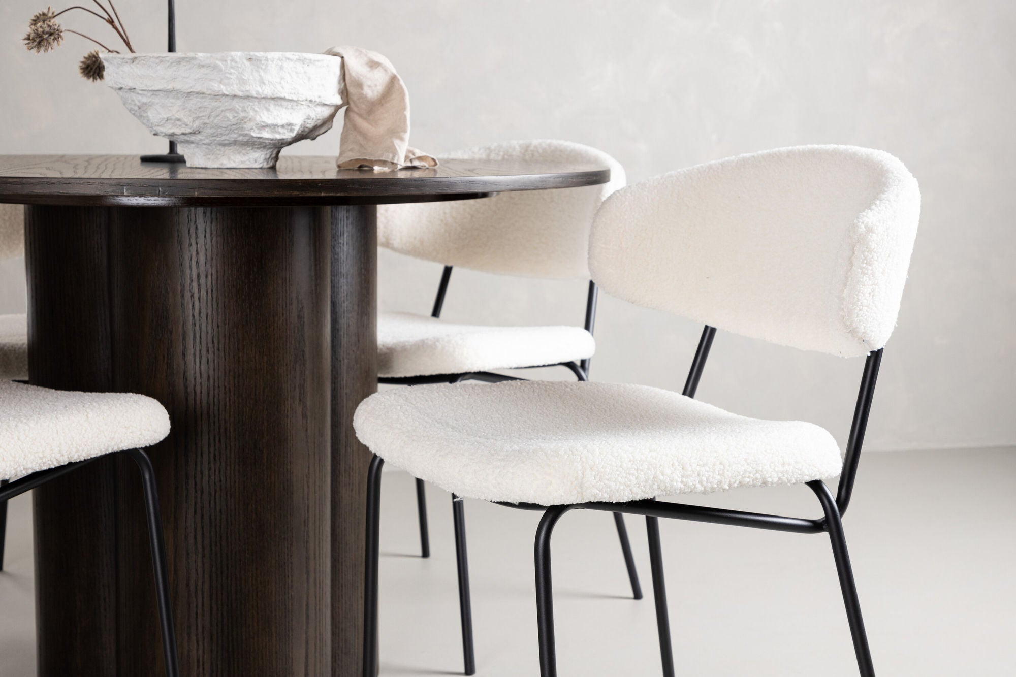 Venture Home OliviaDiningbord-Mocca/MoccaVeneer+ChicoDiningstol-Black/WhiteBoucle_4