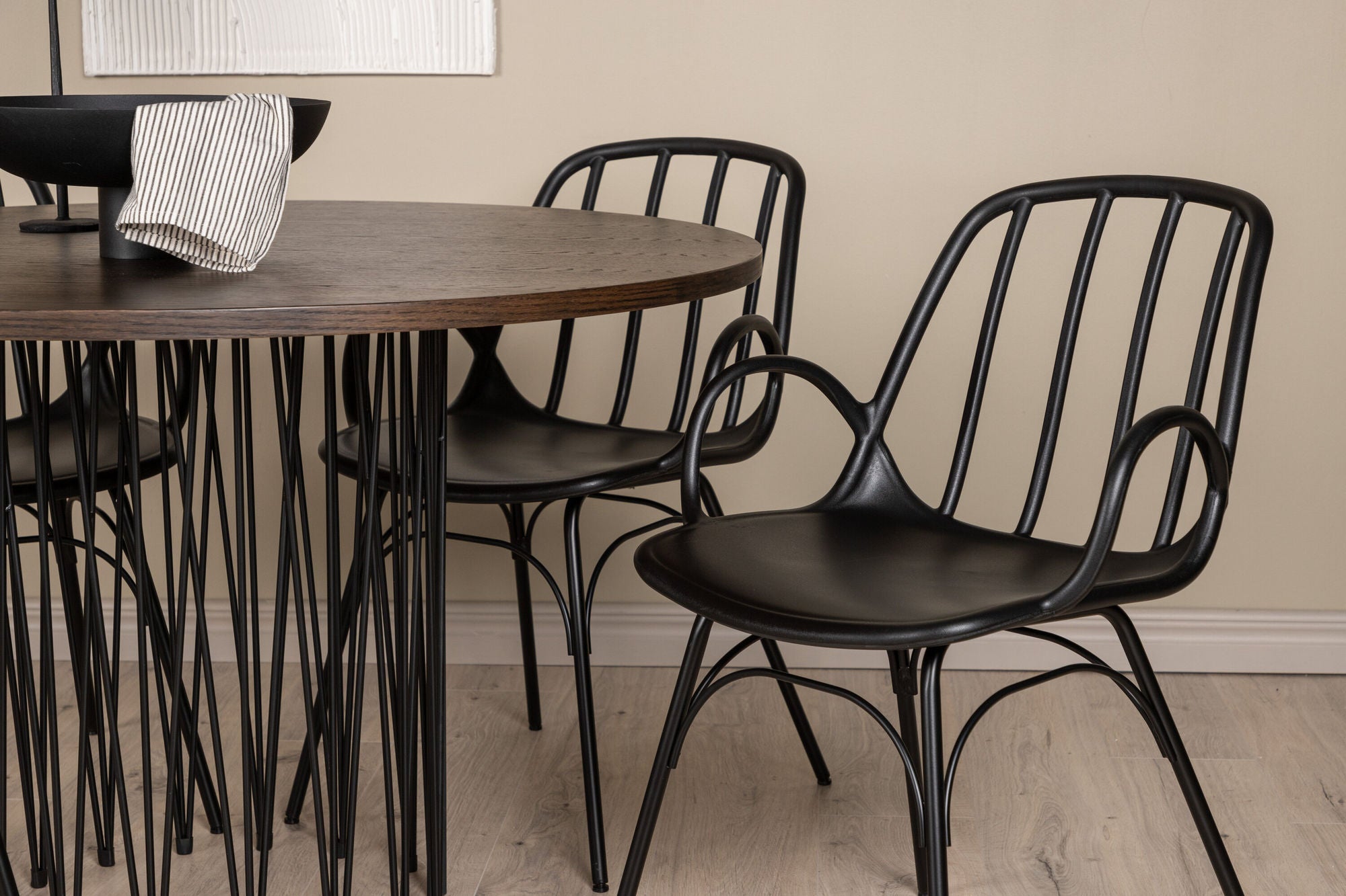 Venture Home Stone round spisebord - Black / Mocca Veneer +Dyrön Spisebordsstol - Black Polypropylene _4