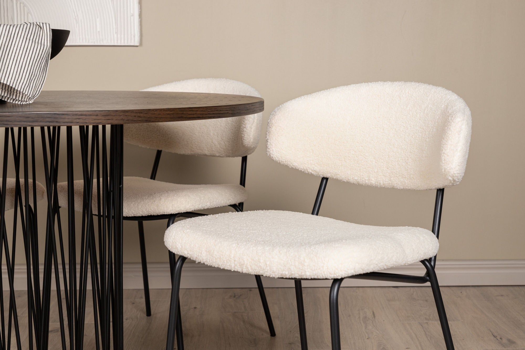Venture Home Stone round spisebord - Black / Mocca Veneer +Chico Spisebordsstol - Black / White Boucle _4