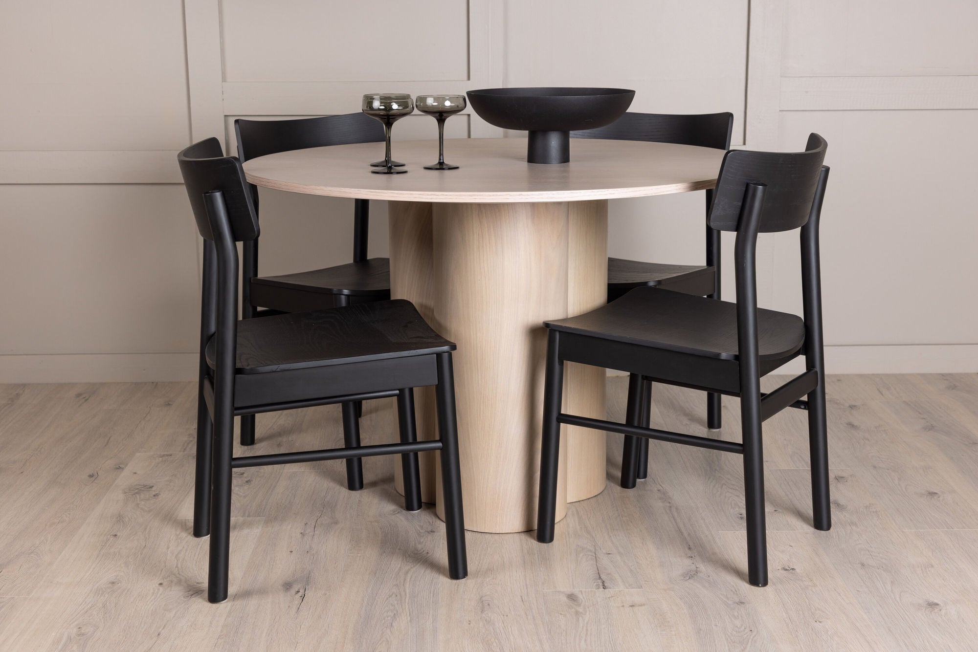Venture Home OliviaDiningbord-WhiteWashVeneer+MontrosDiningstol-Natural/NaturalRubberwood_4