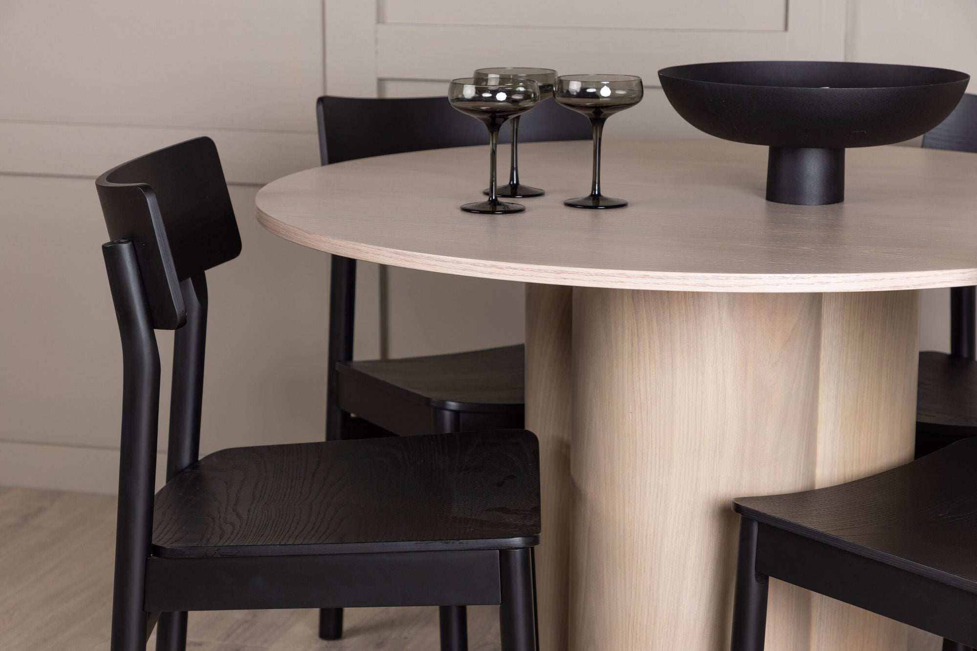 Venture Home OliviaDiningbord-WhiteWashVeneer+MontrosDiningstol-Natural/NaturalRubberwood_4