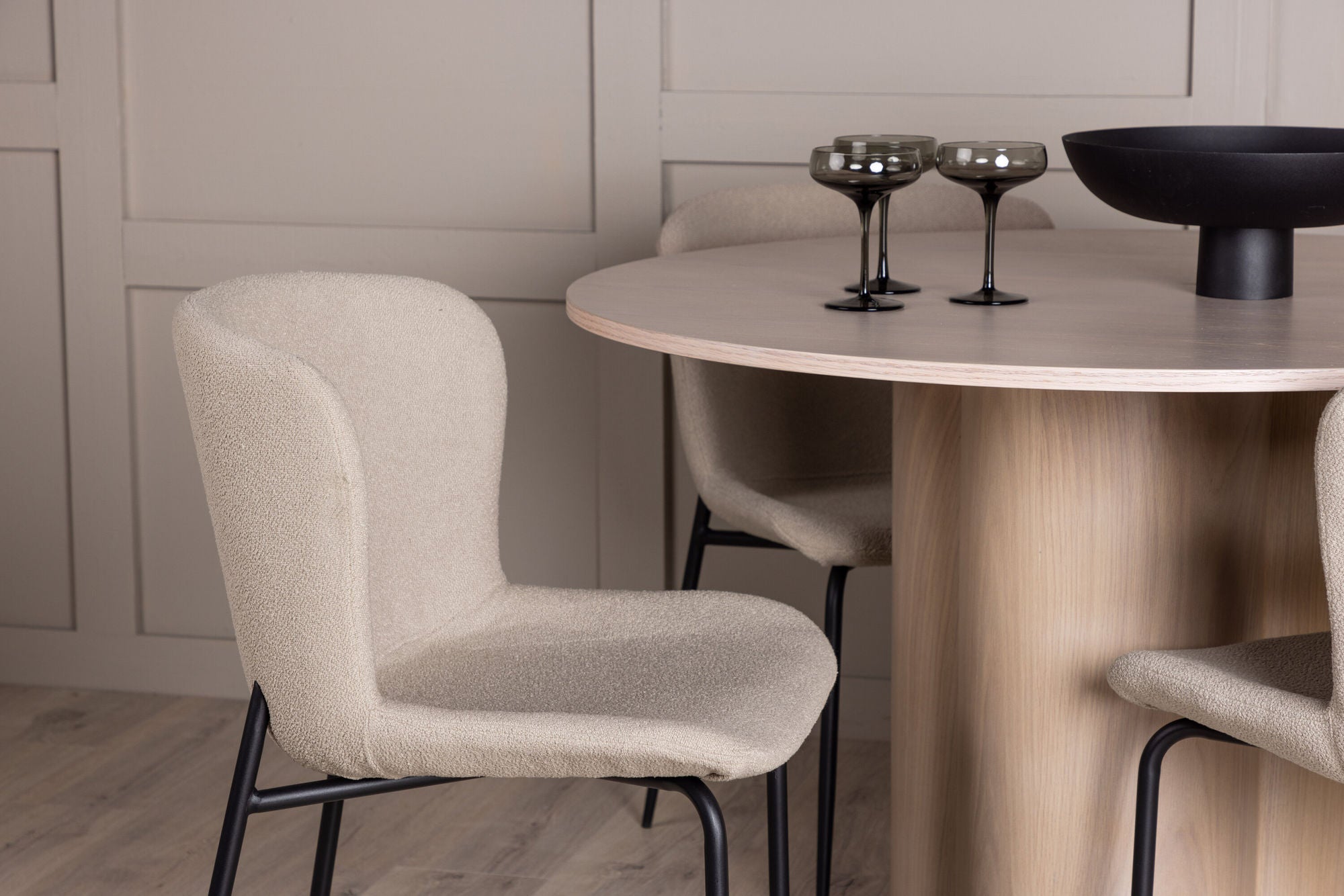 Venture Home OliviaDiningbord-WhiteWashVeneer+ModestoDiningstol-Beige/BeigeBoucle_4