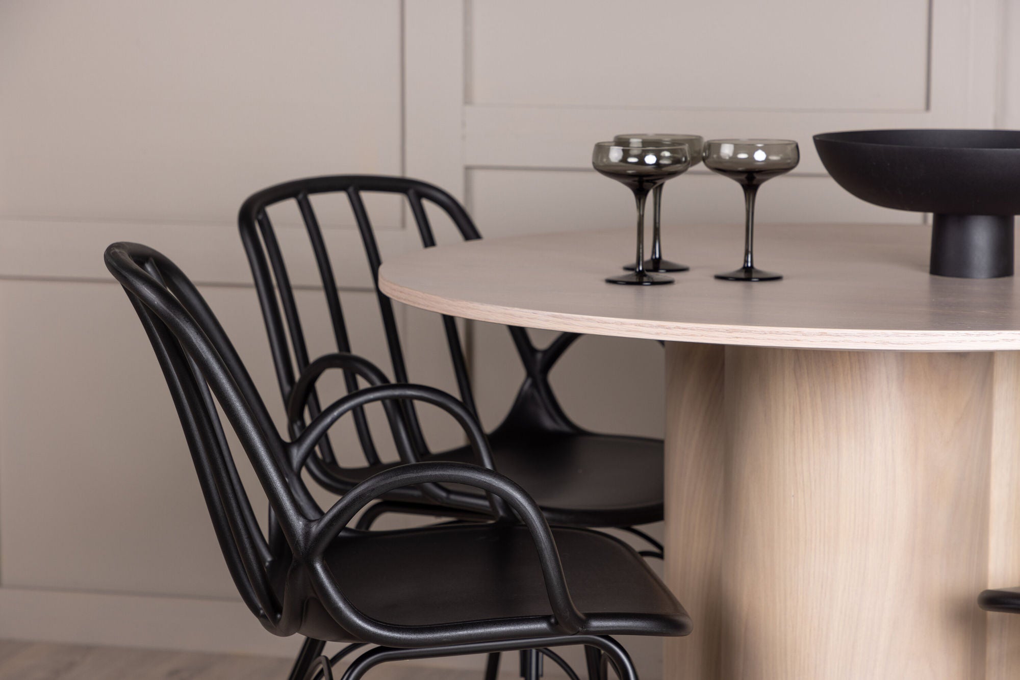 Venture Home OliviaDiningbord-WhiteWashVeneer+DyrönDiningstol-BlackPolypropylene_4