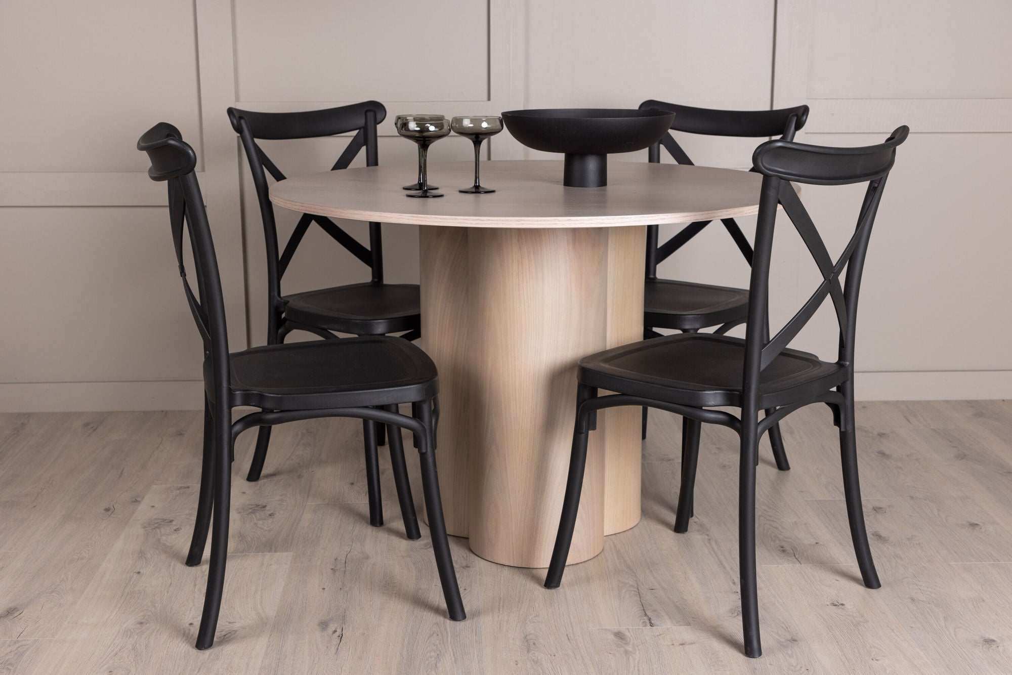 Venture Home OliviaDiningbord-WhiteWashVeneer+CrosettDiningstol-MatteBlack/MatteBlackPlastic_4