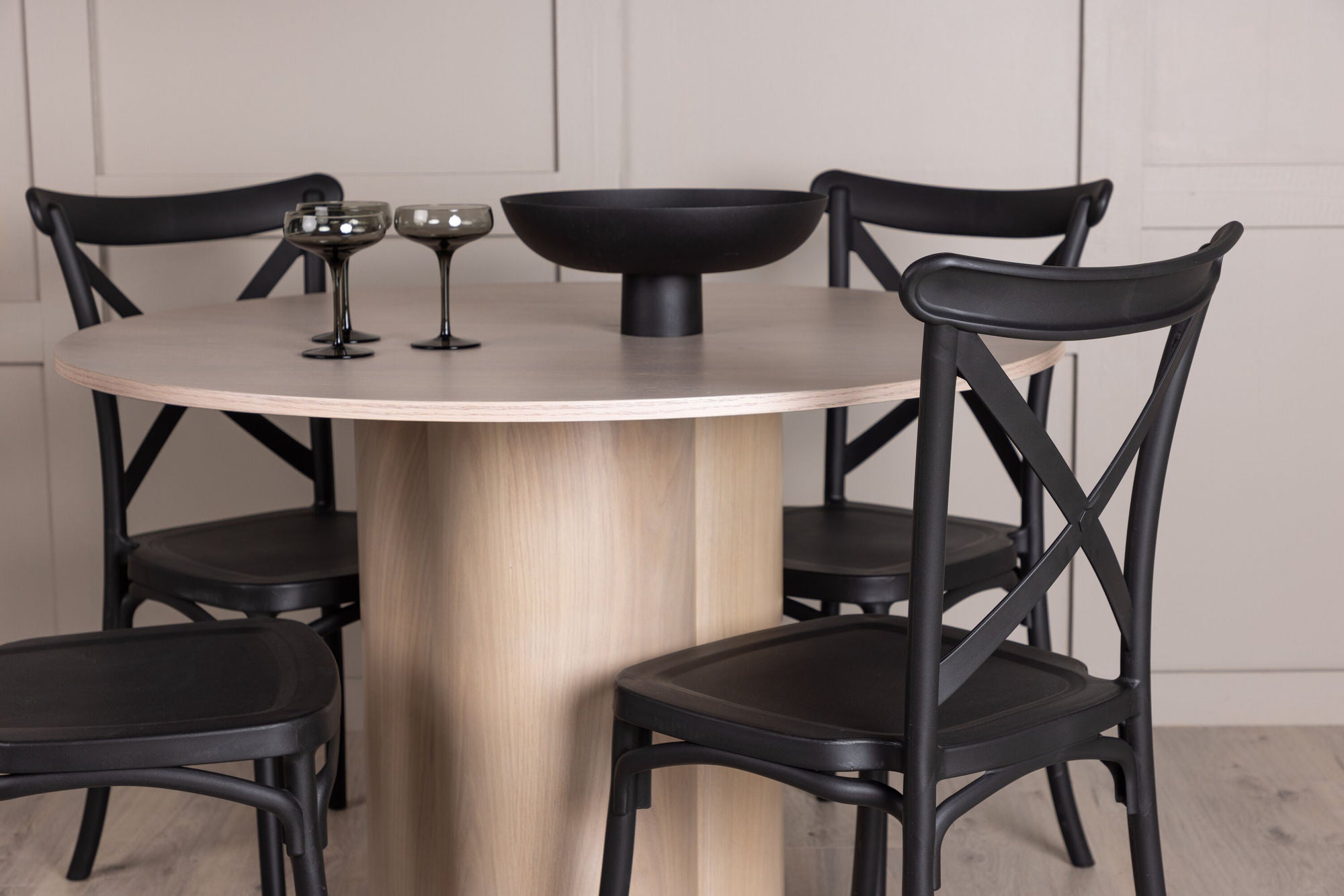 Venture Home OliviaDiningbord-WhiteWashVeneer+CrosettDiningstol-MatteBlack/MatteBlackPlastic_4