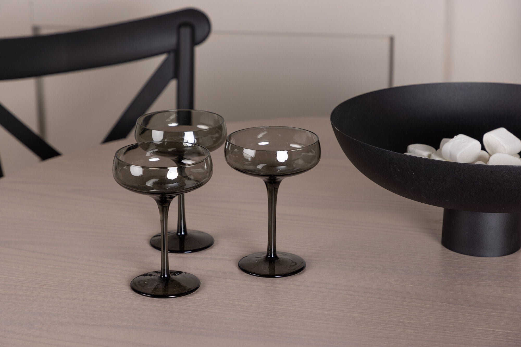 Venture Home OliviaDiningbord-WhiteWashVeneer+CrosettDiningstol-MatteBlack/MatteBlackPlastic_4
