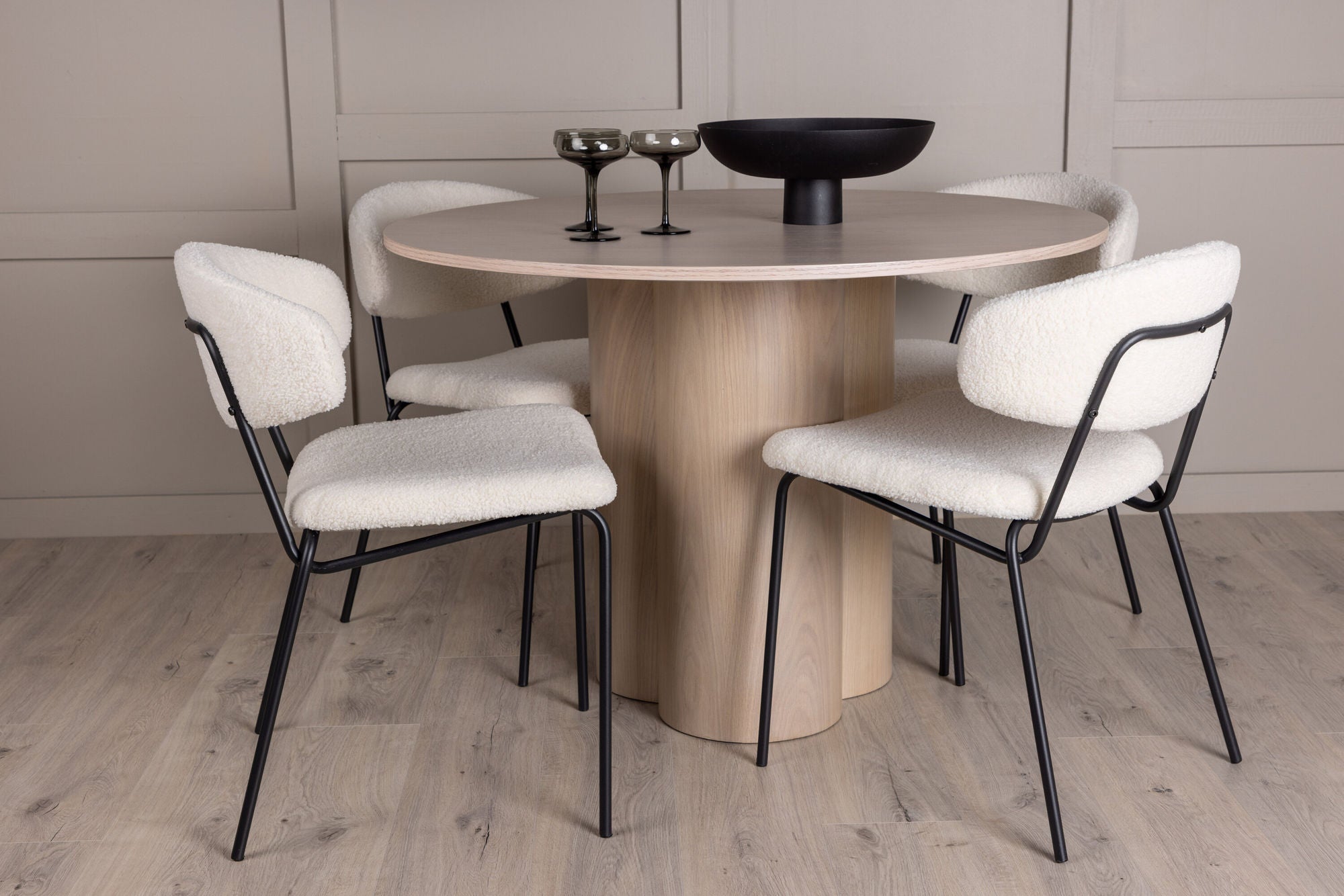 Venture Home OliviaDiningbord-WhiteWashVeneer+ChicoDiningstol-Black/WhiteBoucle_4