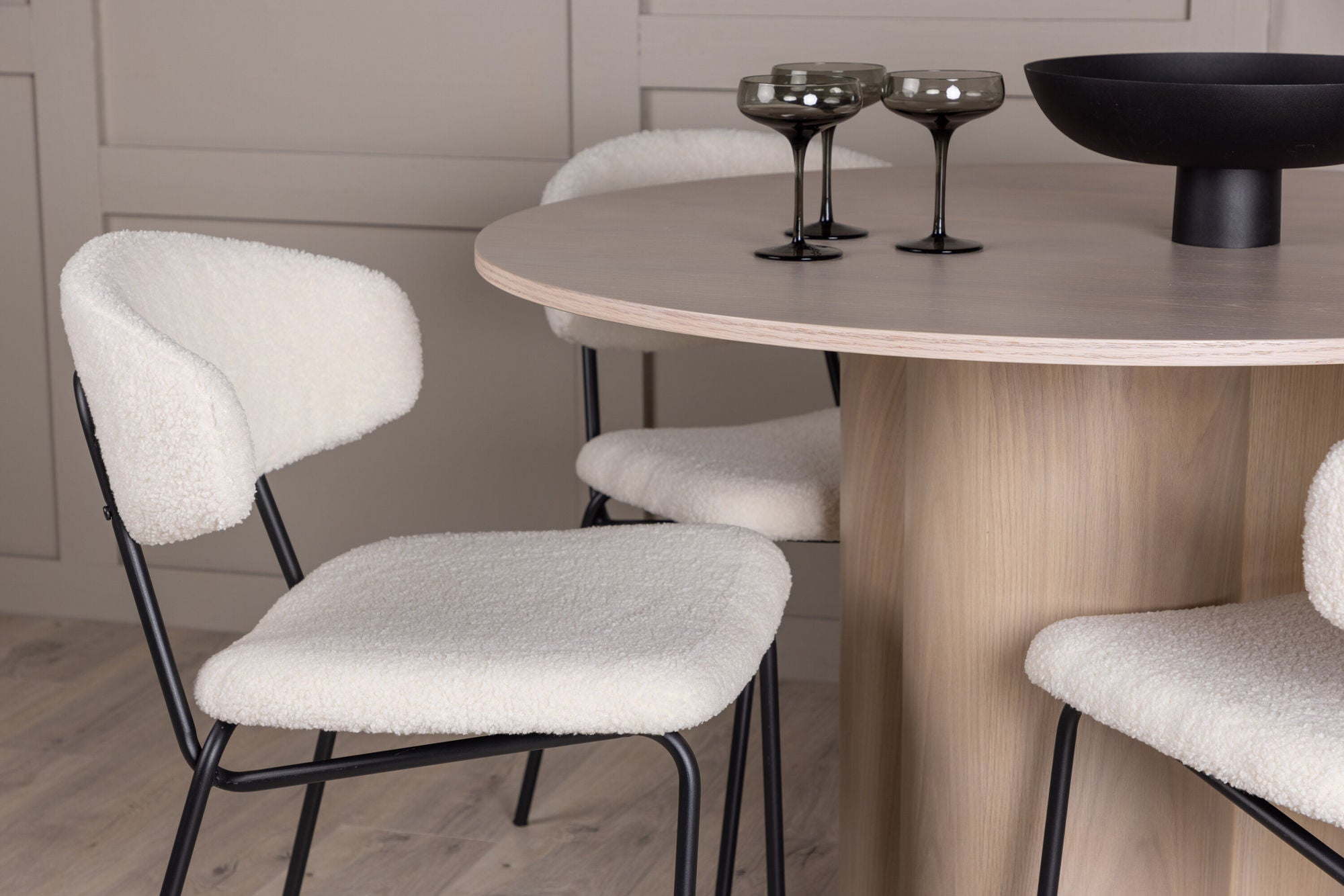 Venture Home OliviaDiningbord-WhiteWashVeneer+ChicoDiningstol-Black/WhiteBoucle_4
