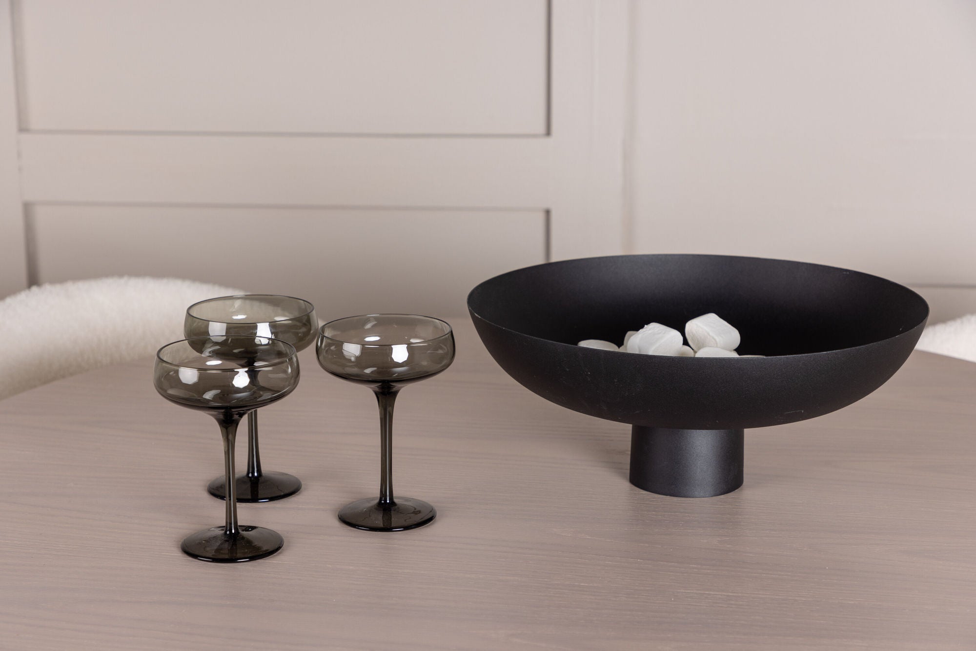 Venture Home OliviaDiningbord-WhiteWashVeneer+ChicoDiningstol-Black/WhiteBoucle_4