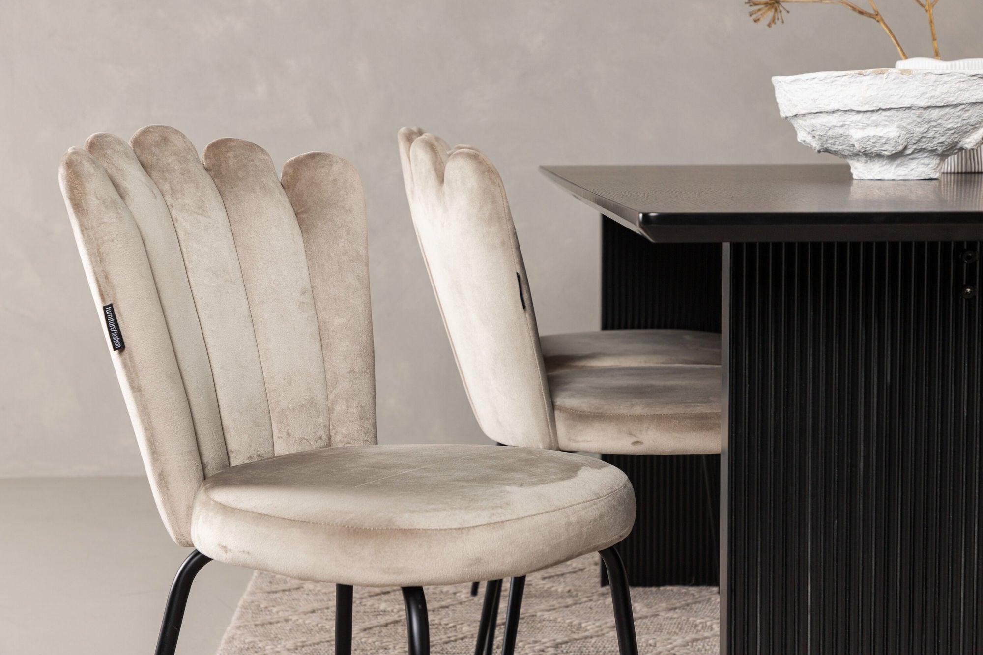 Venture Home Vail spisebord - Black / Smoked Black MDF +Limhamn Light stol - Black / Beige Velvet _6