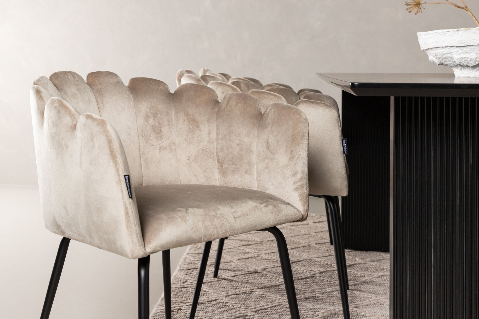 Venture Home Vail spisebord - Black / Smoked Black MDF +Limhamn stol - Black / Beige Velvet _6