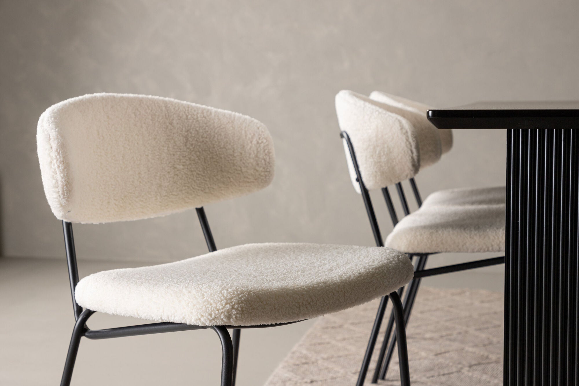 Venture Home Vail spisebord - Black / Smoked Black MDF +Chico Spisebordsstol - Black / White Boucle _6