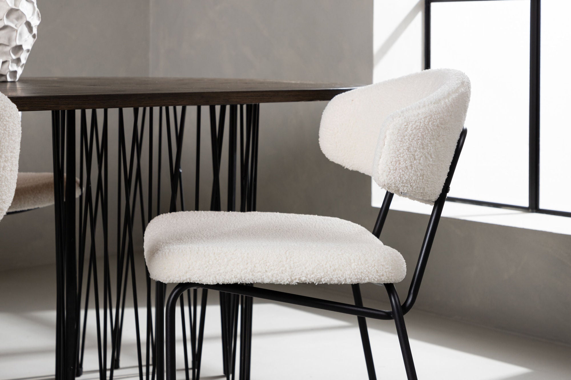 Venture Home Stone oval spisebord - Black / Mocca Veneer +Chico Spisebordsstol - Black / White Boucle _4