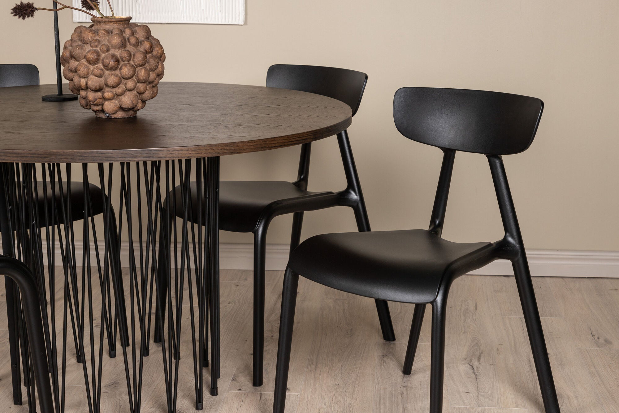 Venture Home Stone round spisebord - Black / Mocca Veneer +Ursholmen Spisebordsstol - Black Polypropylene _4