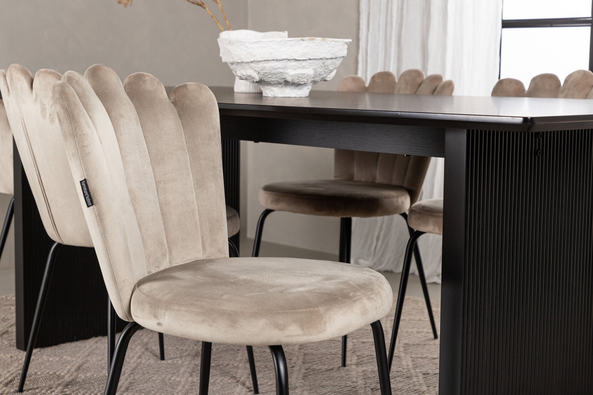 Venture Home Vail spisebord - Black / Smoked Black MDF +Limhamn Light stol - Black / Beige Velvet _4