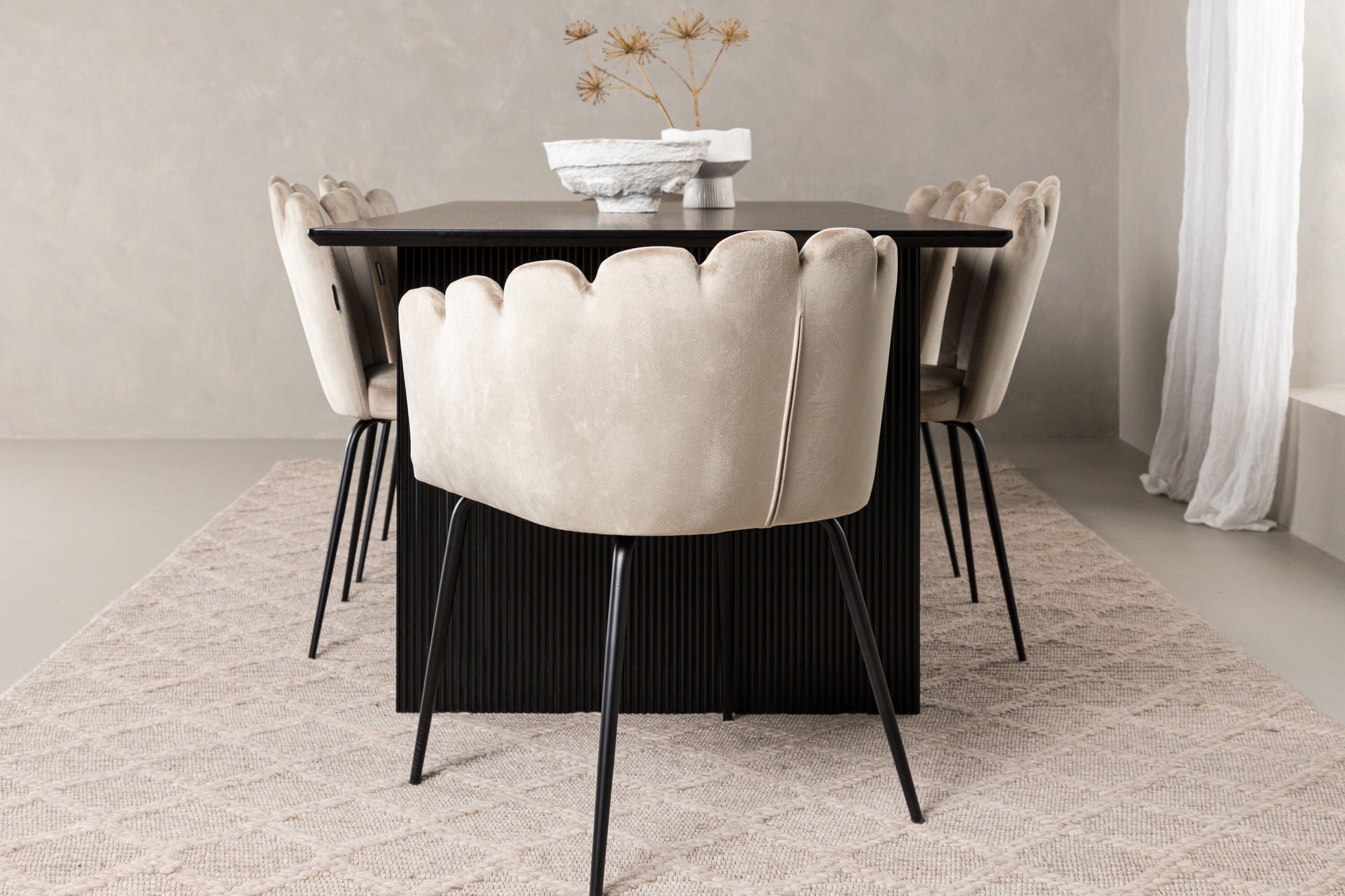 Venture Home Vail spisebord - Black / Smoked Black MDF +Limhamn Light stol - Black / Beige Velvet _4
