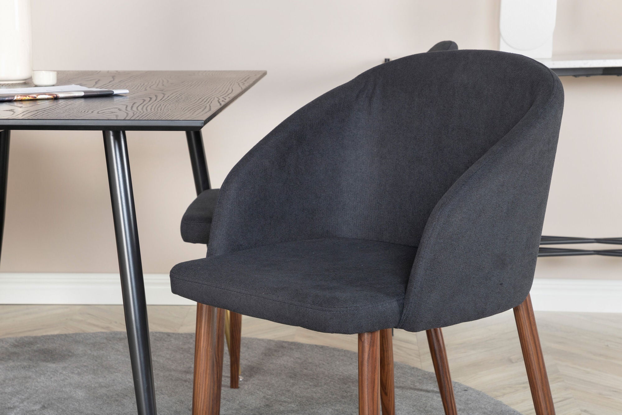 Venture Home Dipp spisebord - 120 cm - Black Veneer - Black Legs w. Brass dipp+Arch Spisebordsstol - Walnut Legs - Black Fabric_4