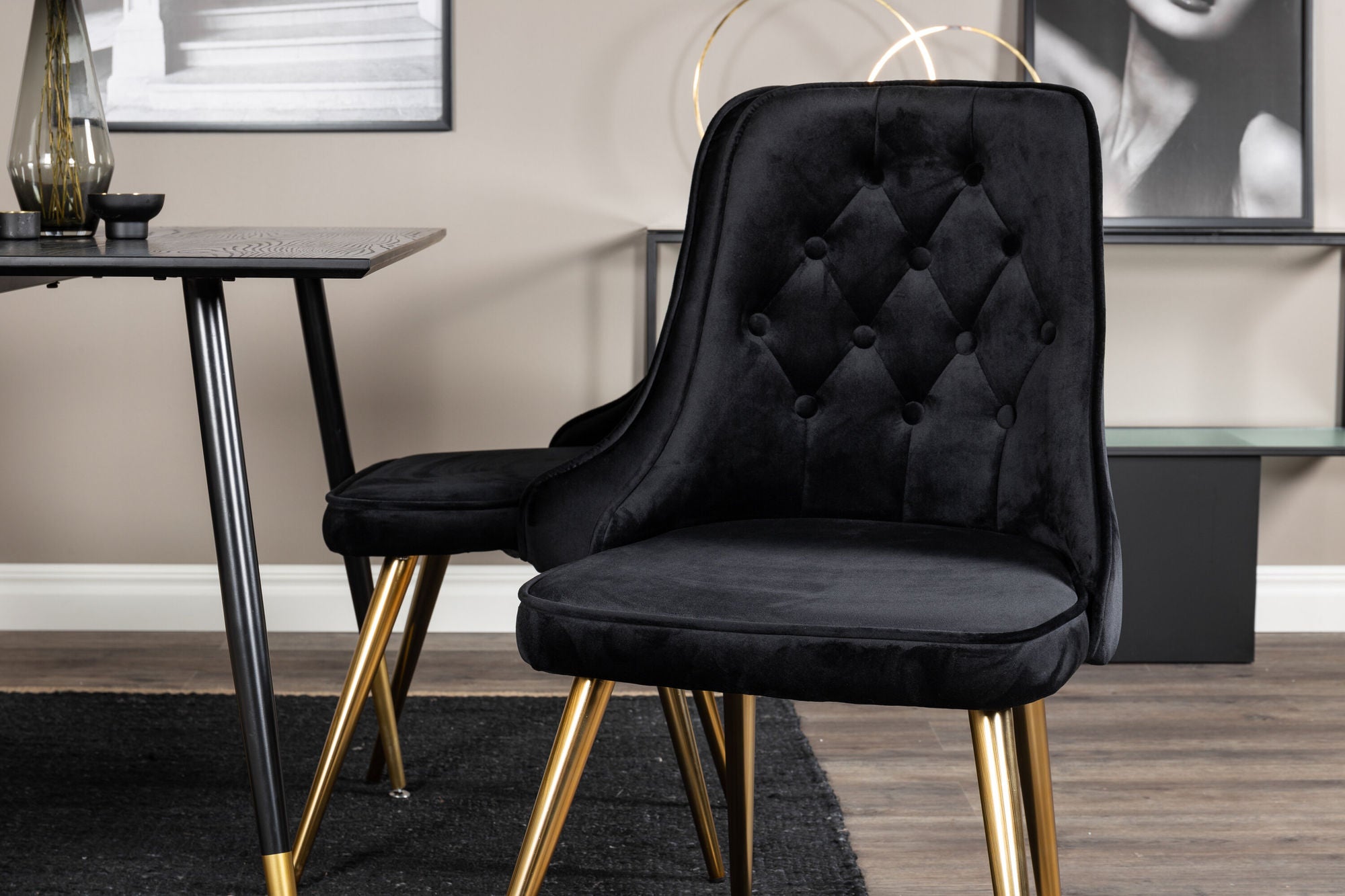 Venture Home Dipp spisebord - 120 cm - Black Veneer - Black Legs w. Brass dipp+Velvet Deluxe Spisebordsstol - Black / Brass_4