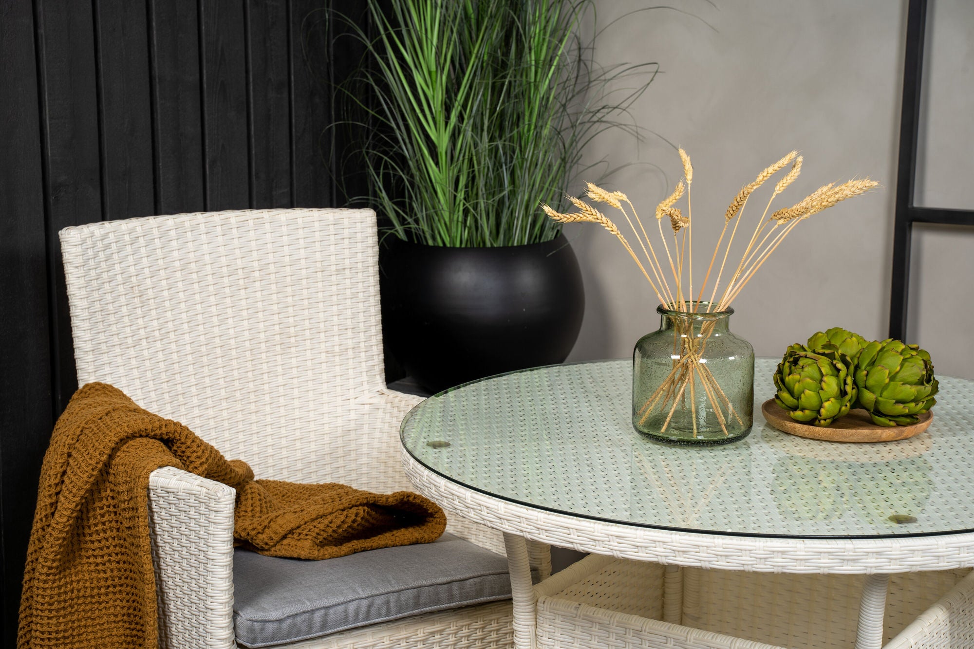 Venture Home Volta spisebord - White - ø90+Malin Arm stol with cushion - White / Grey cushion_2