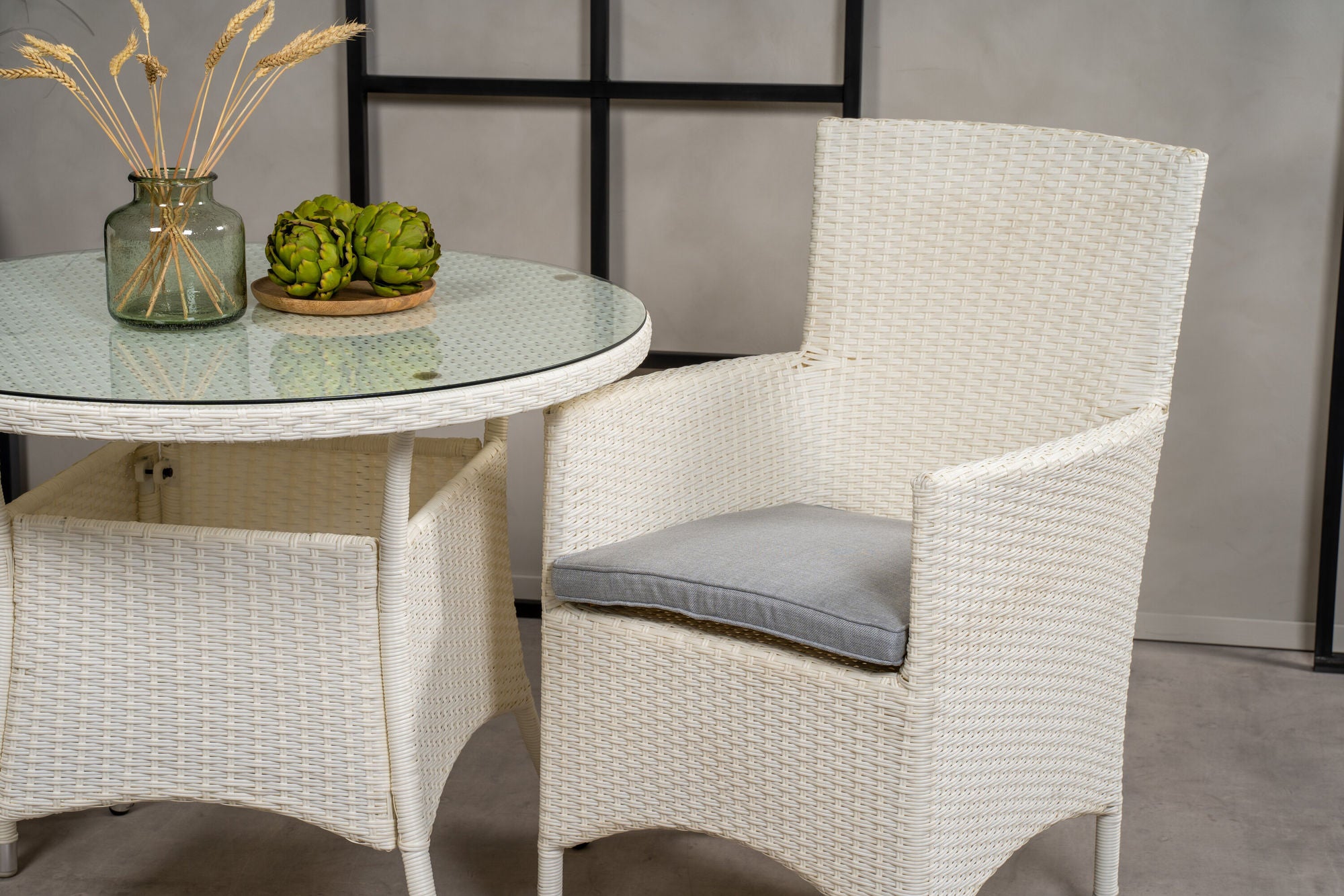 Venture Home Volta spisebord - White - ø90+Malin Arm stol with cushion - White / Grey cushion_2