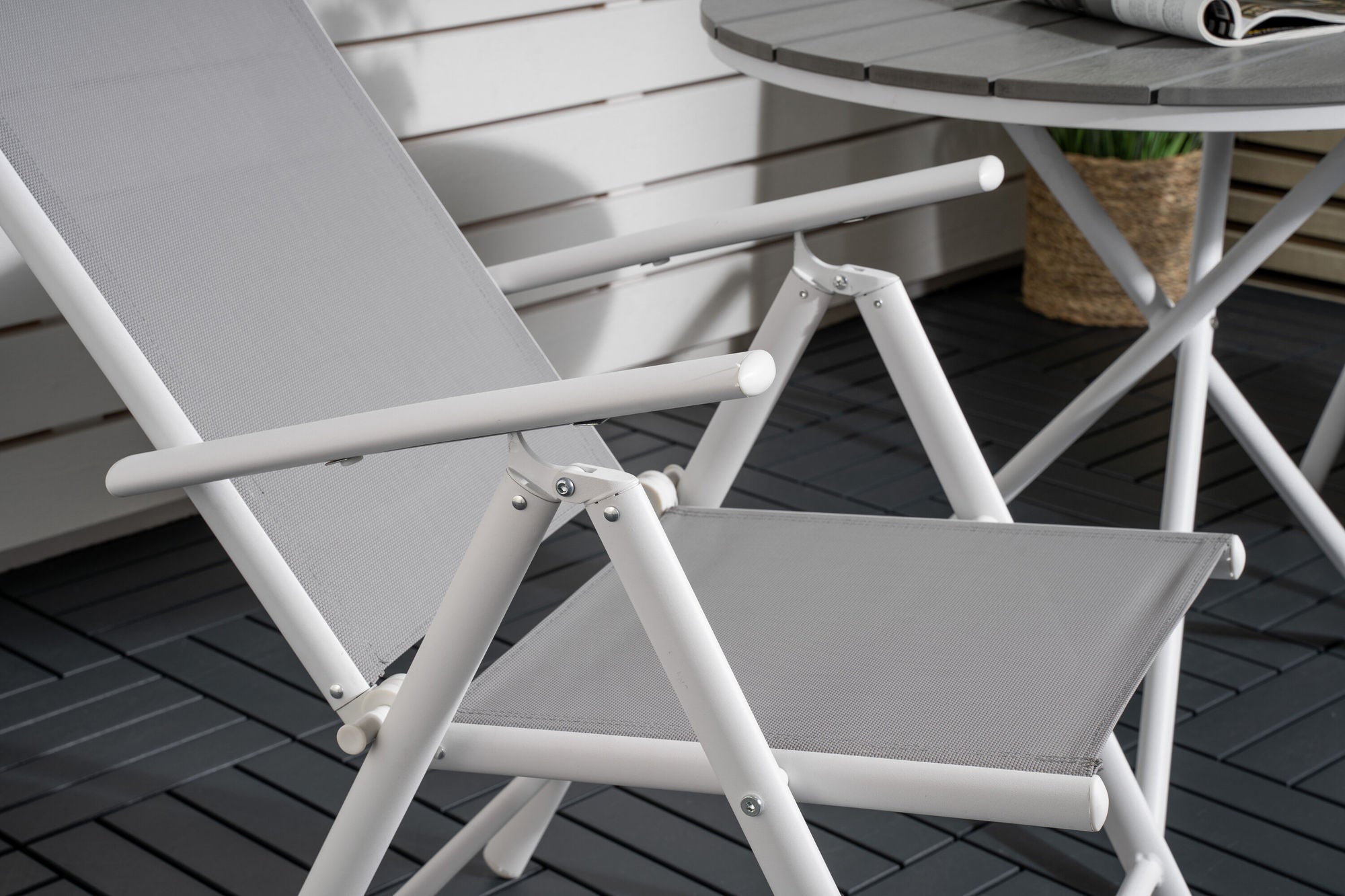Venture Home Parma cafébord ø90 - White Alu / Grey Aintwood+Break 5:pos stol - White alu / Grey Textilene_2